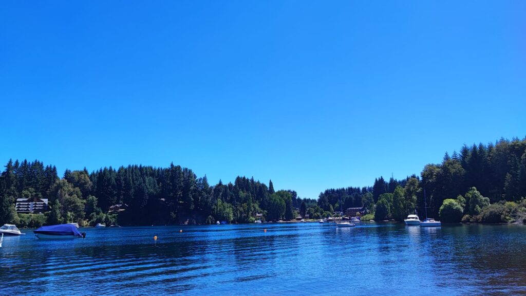 Restaurante con vista al lago