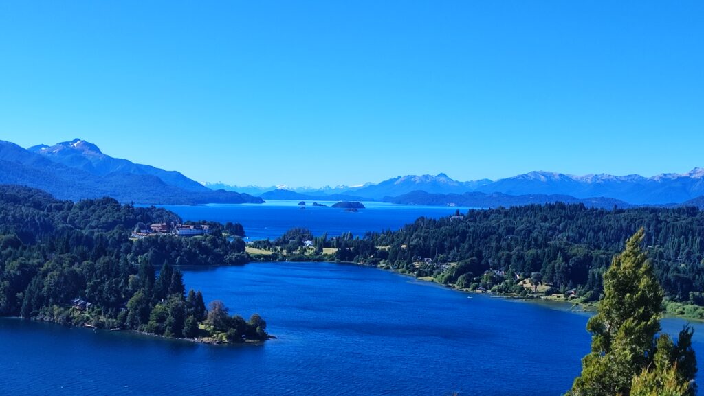 Paisajes de montañas y lagos en Bariloche