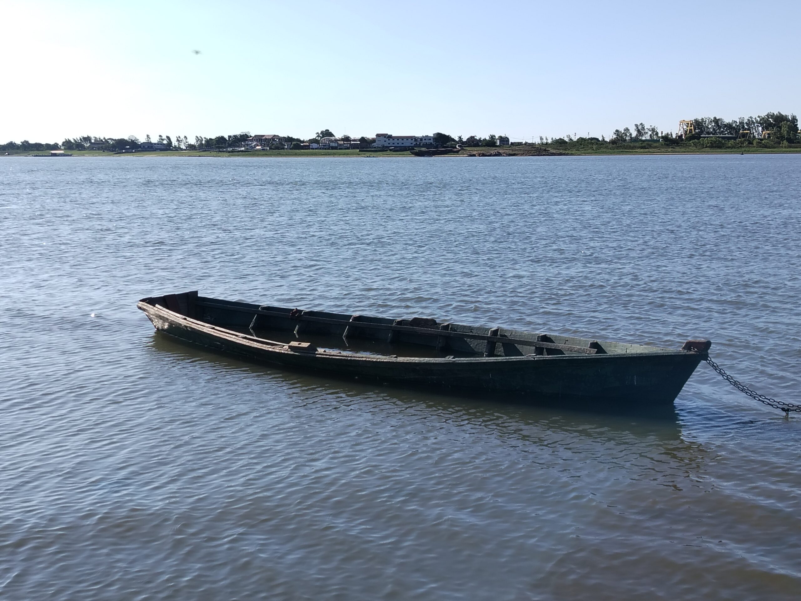 Vista de la Costanera de Asunción y del río Paraguay con una lancha en el agua