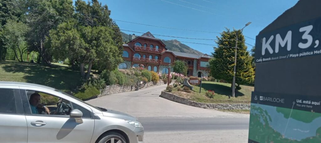 Cartel BARILOCHE junto al lago