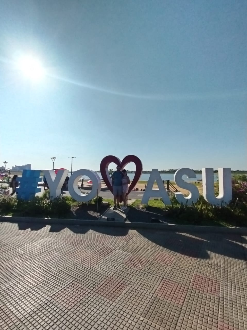 Camino costanera asunción tarde soleada