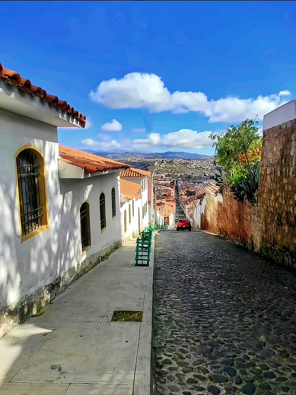 Vista de una calle estrecha de Sucre