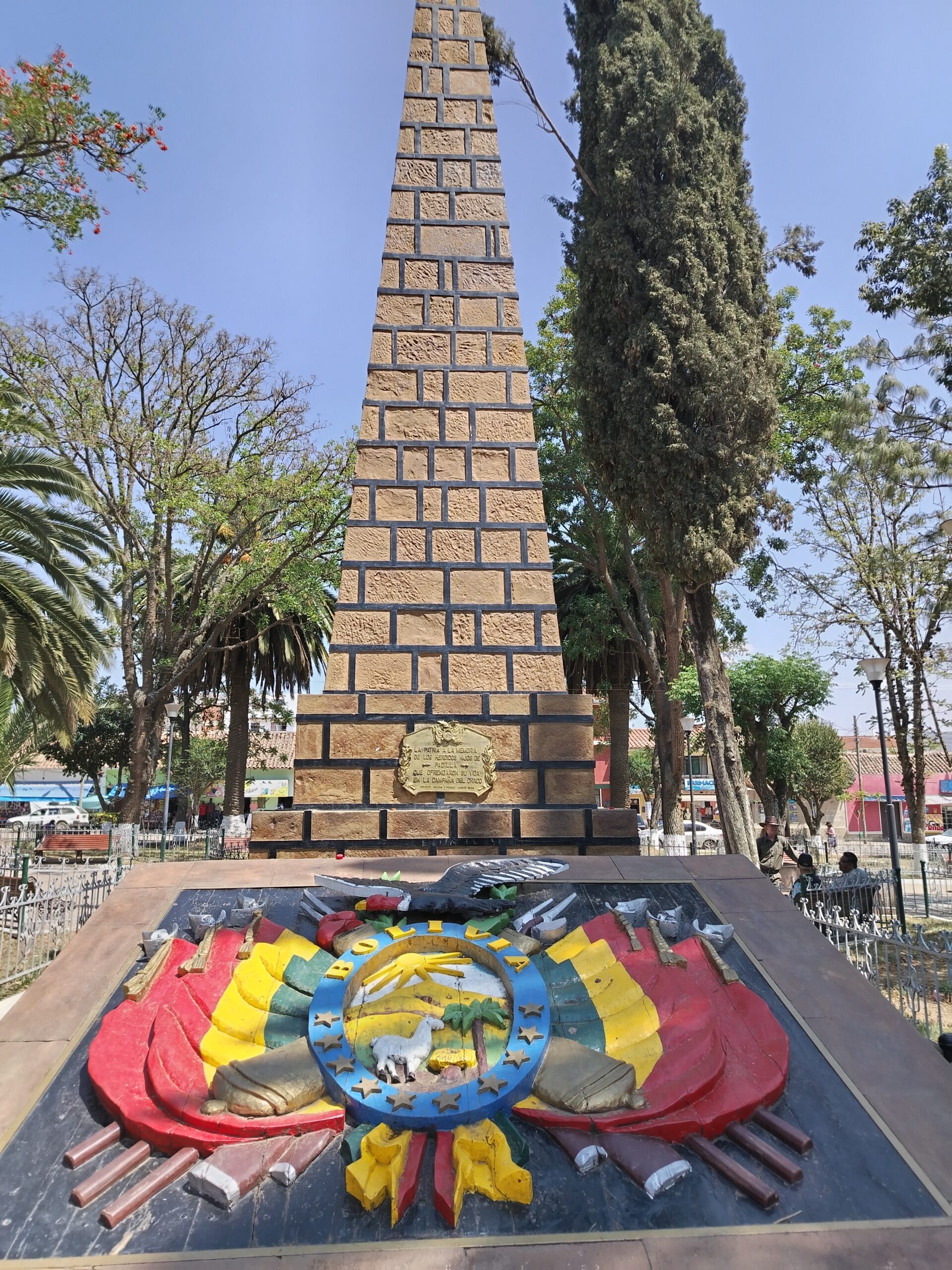Iglesia y campanario en el centro de Tarabuco
