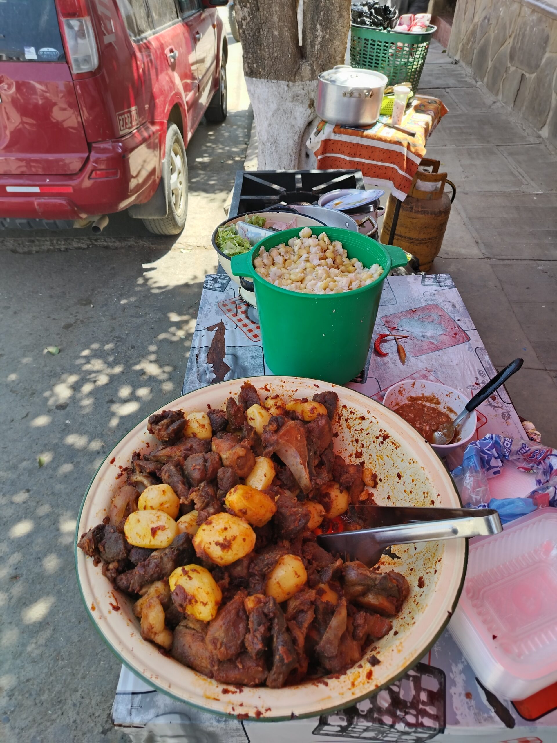 La calle principal de Tarabuco donde se levanta la torre de la iglesia