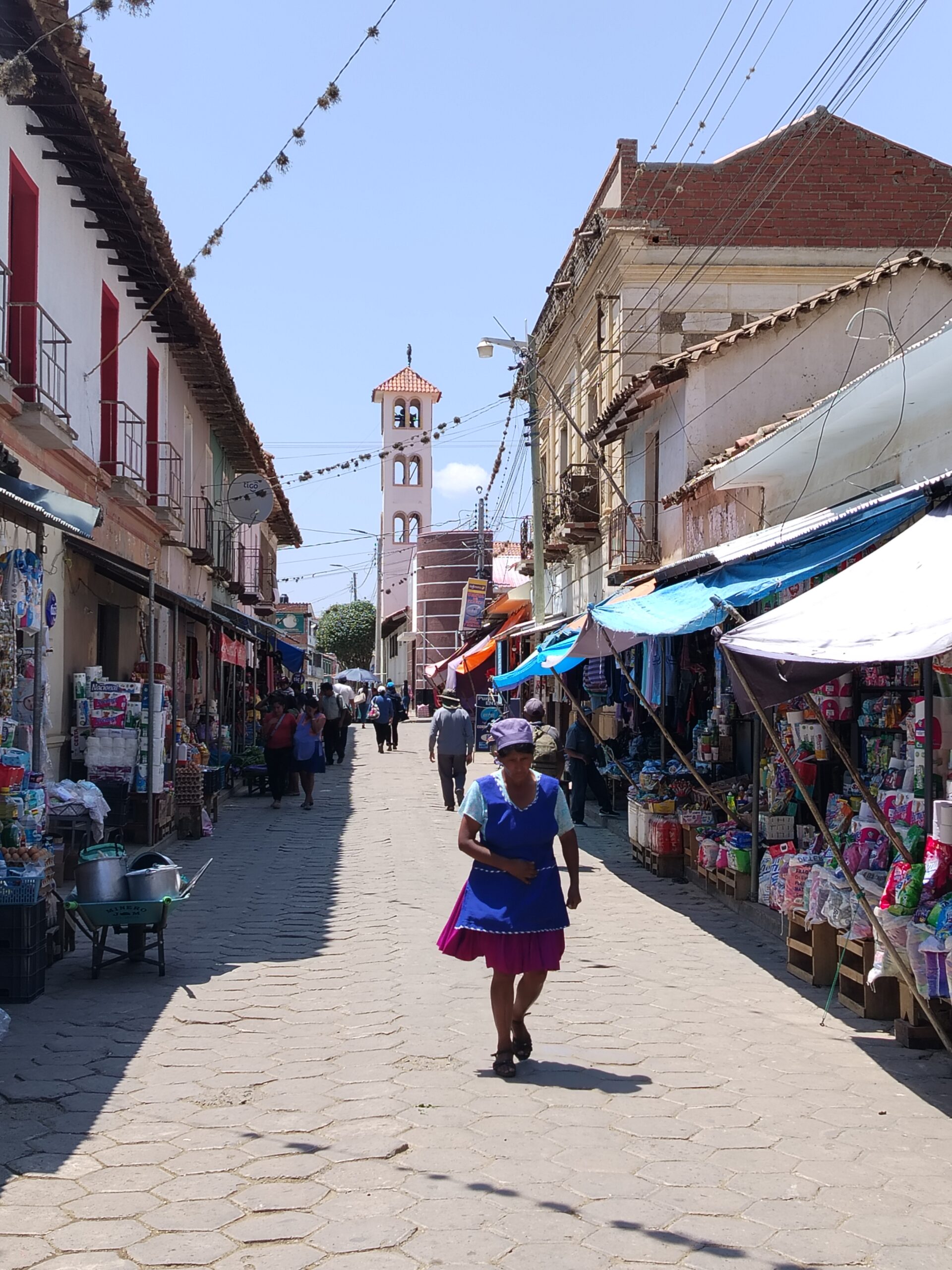 Vida cotidiana en la calle del mercado de Tarabuco