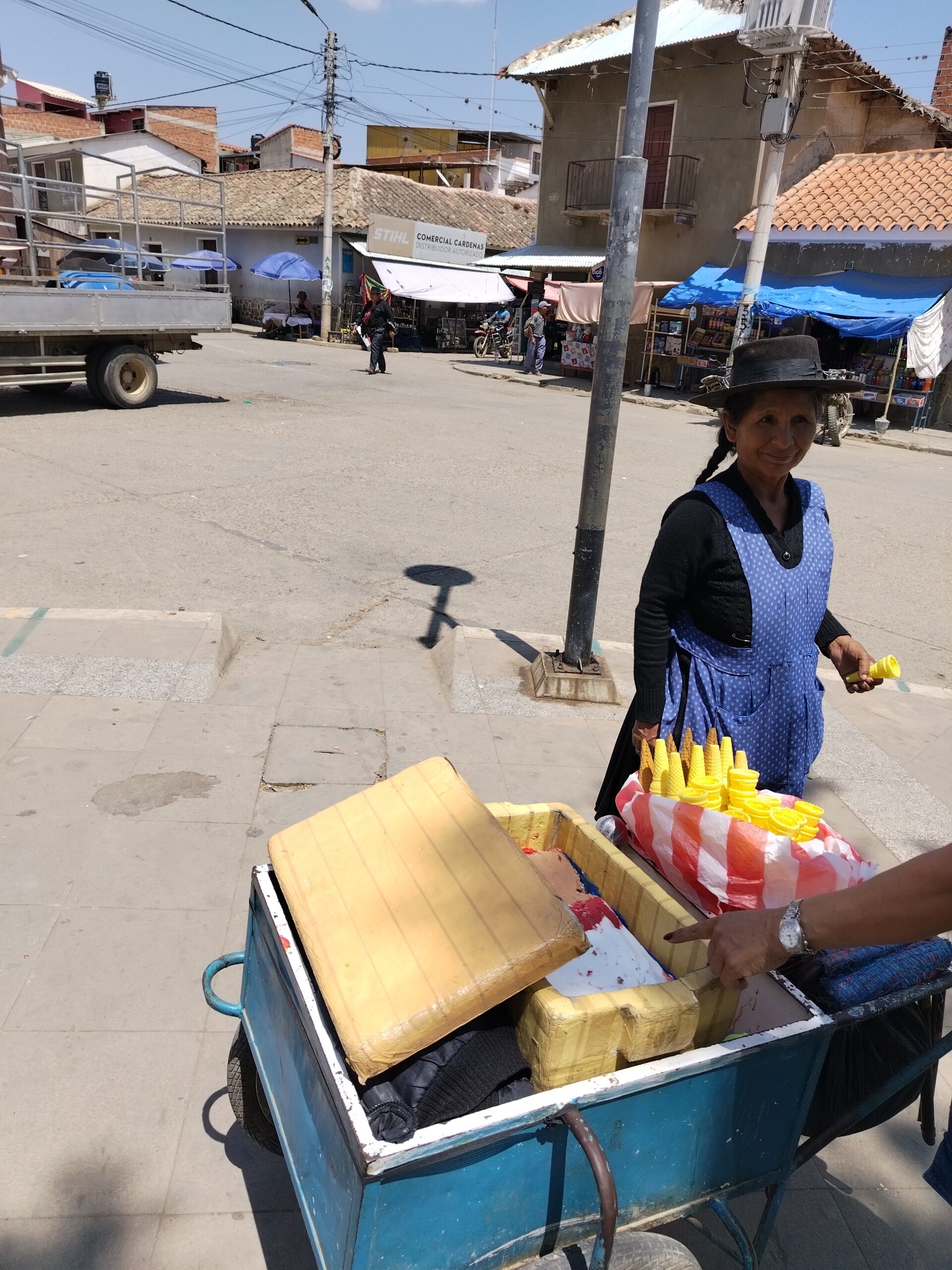 Estatua del héroe local en el parque central de Tarabuco