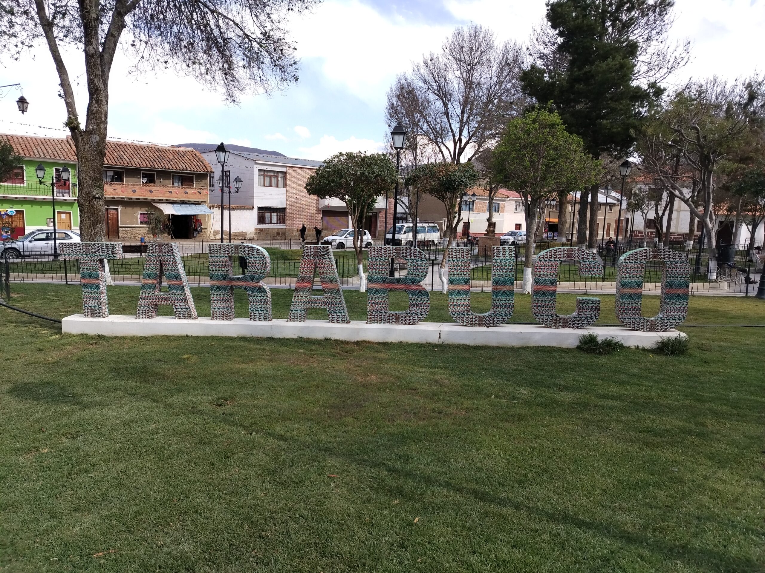 Letrero TARA BUCO en el parque de Tarabuco
