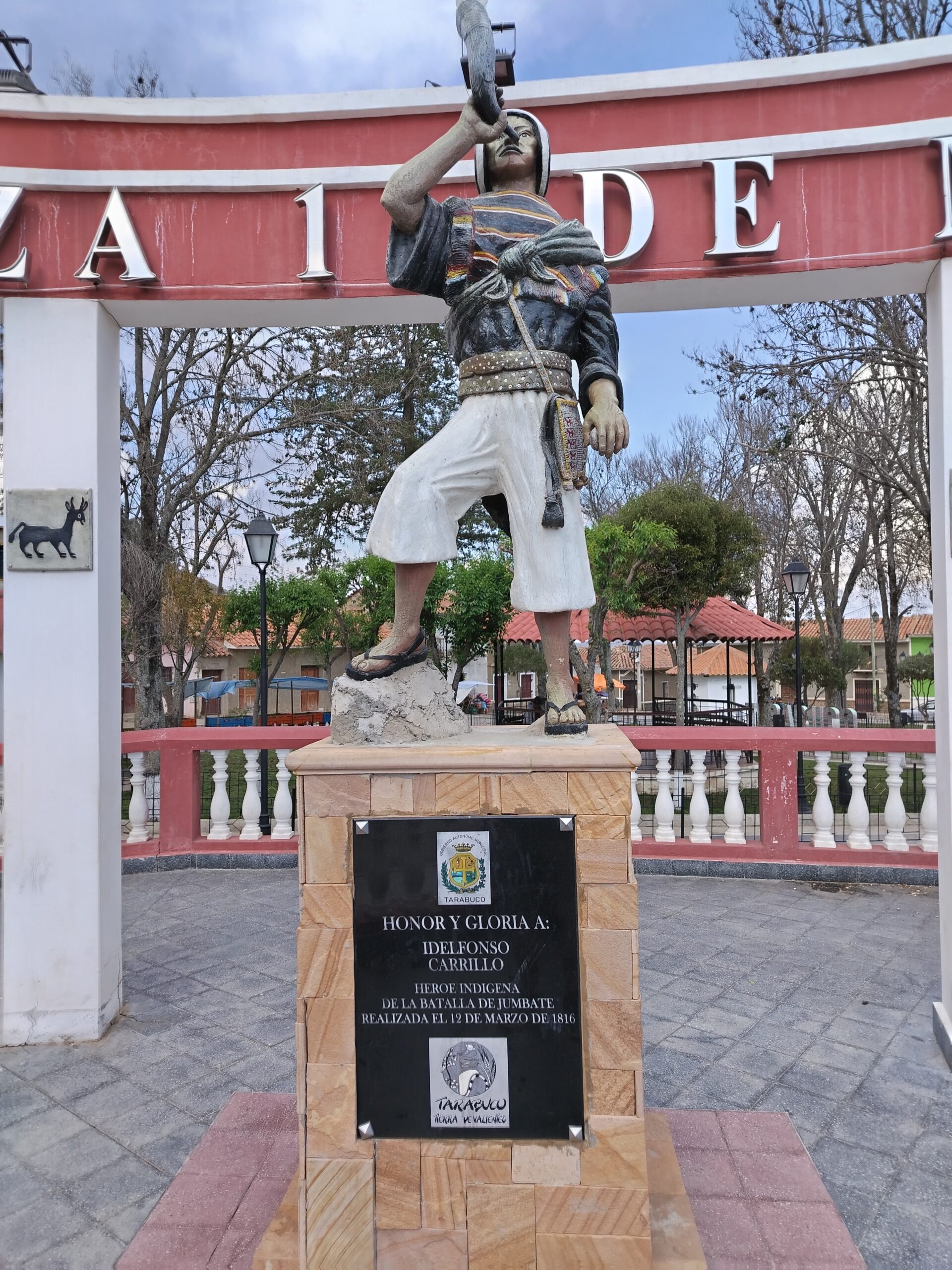 Monumento con el escudo de Bolivia en la plaza