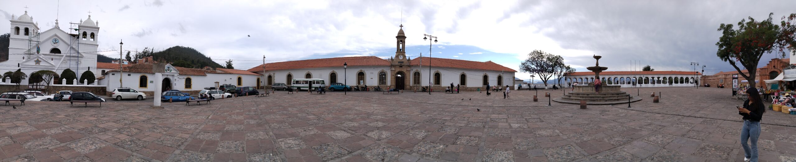 Plaza del Mirador de la Recoleta con iglesia, fuente y vista de Sucre