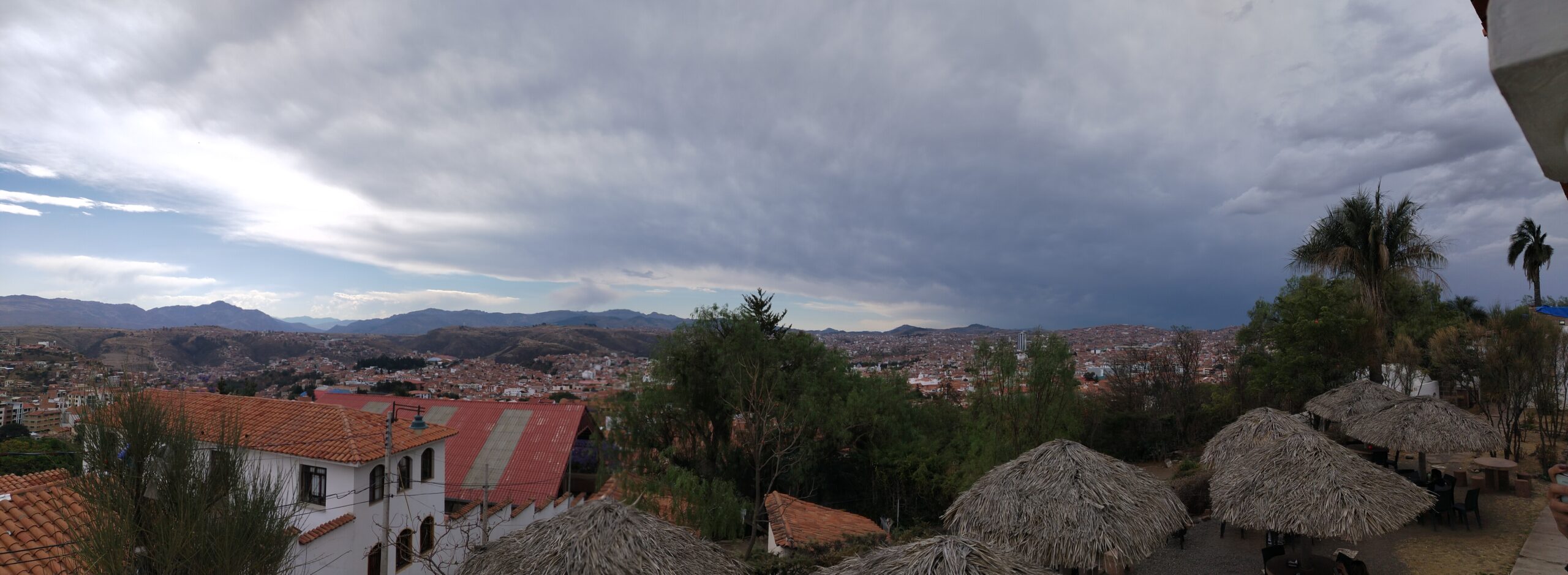 Tejados rojos de Sucre y montañas alrededor vistos desde Recoleta