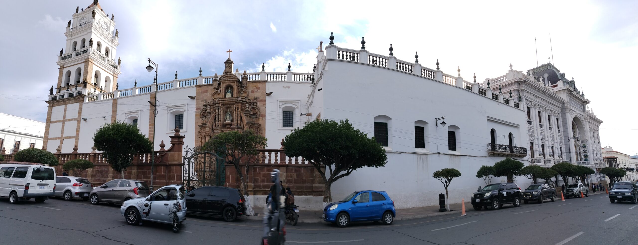 Vista panorámica de una calle en el centro histórico de Sucre