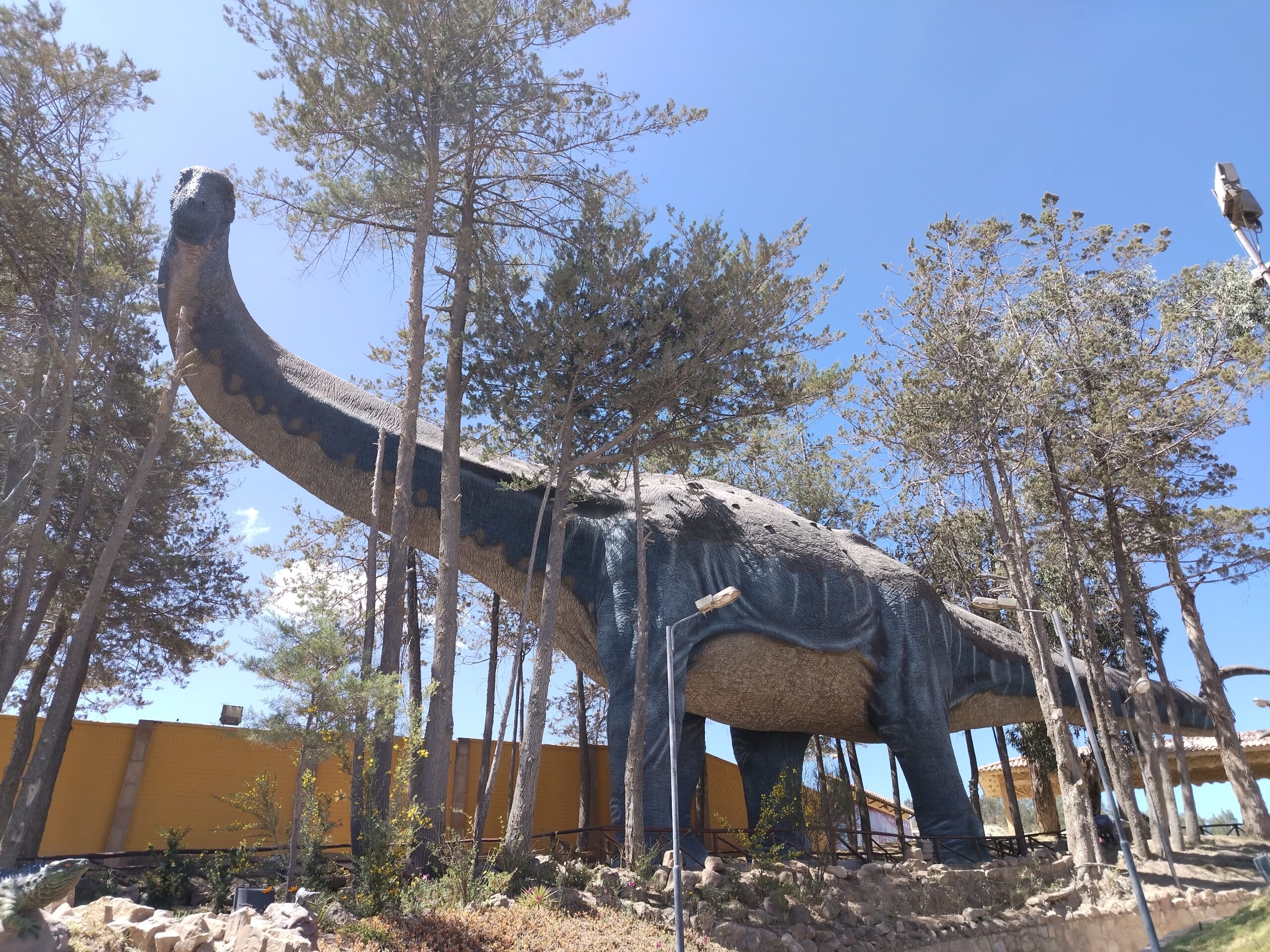 Gran estatua de dinosaurio saurópodo en el Parque Cretácico