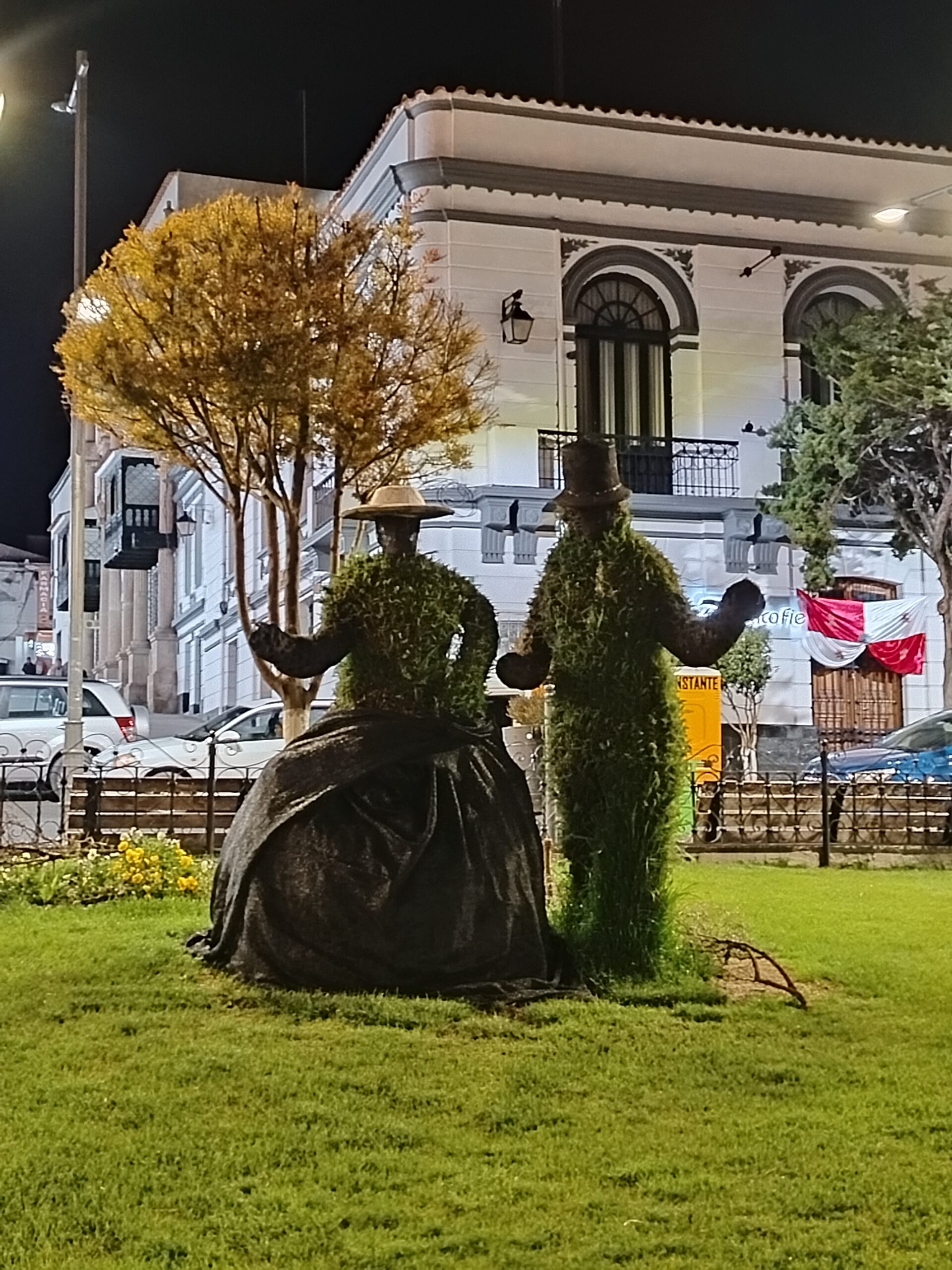 Esculturas de césped que representan a una pareja tradicional de Potosí