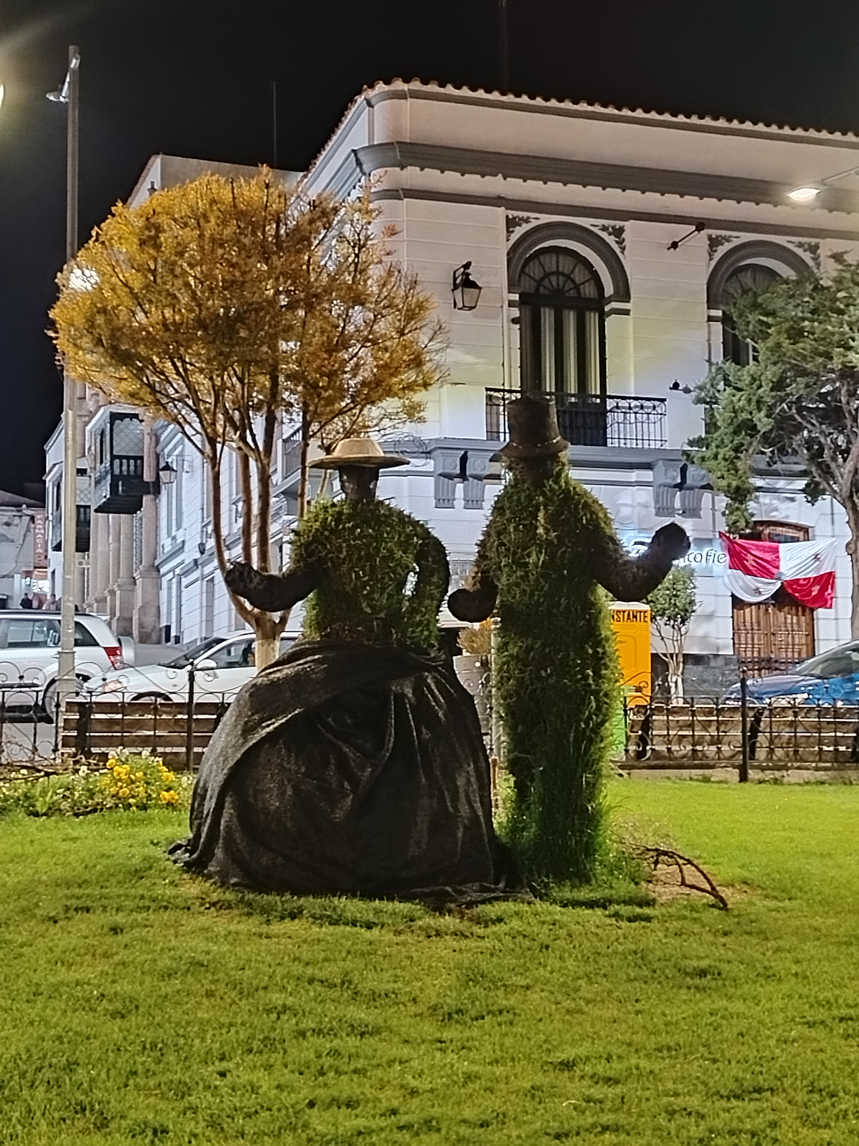 Escultura de casal com roupas tradicionais nos jardins de Potosí