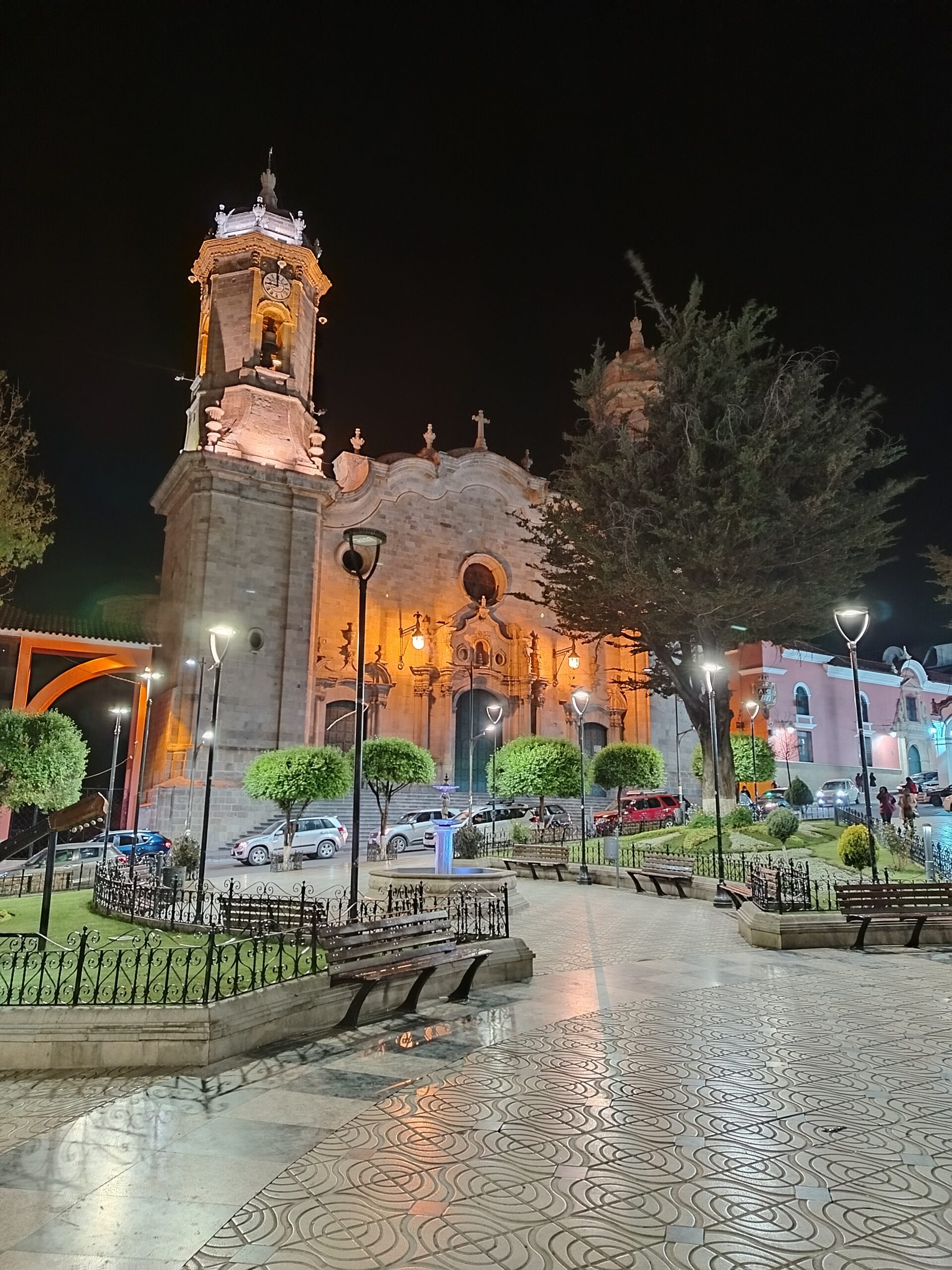 Catedral de Potosí iluminada por la noche con la plaza al frente