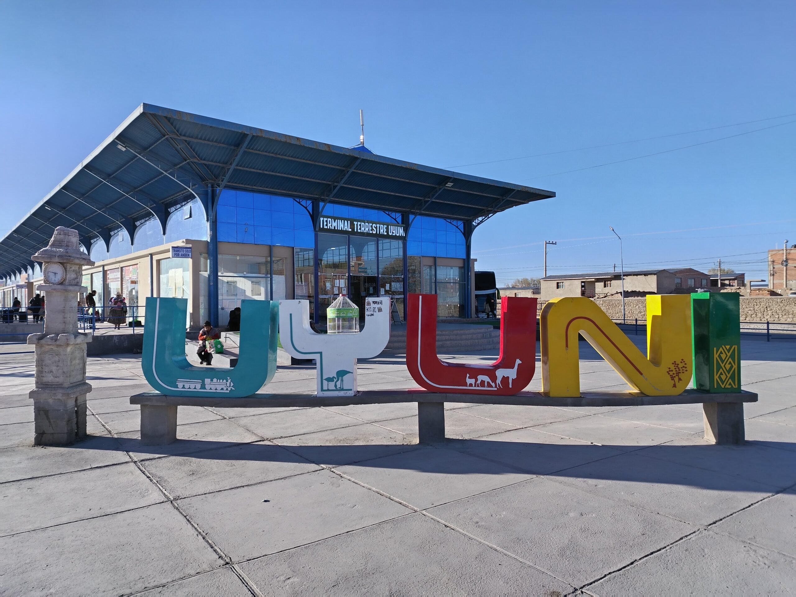 Terminal de Uyuni y el colorido letrero UYUNI
