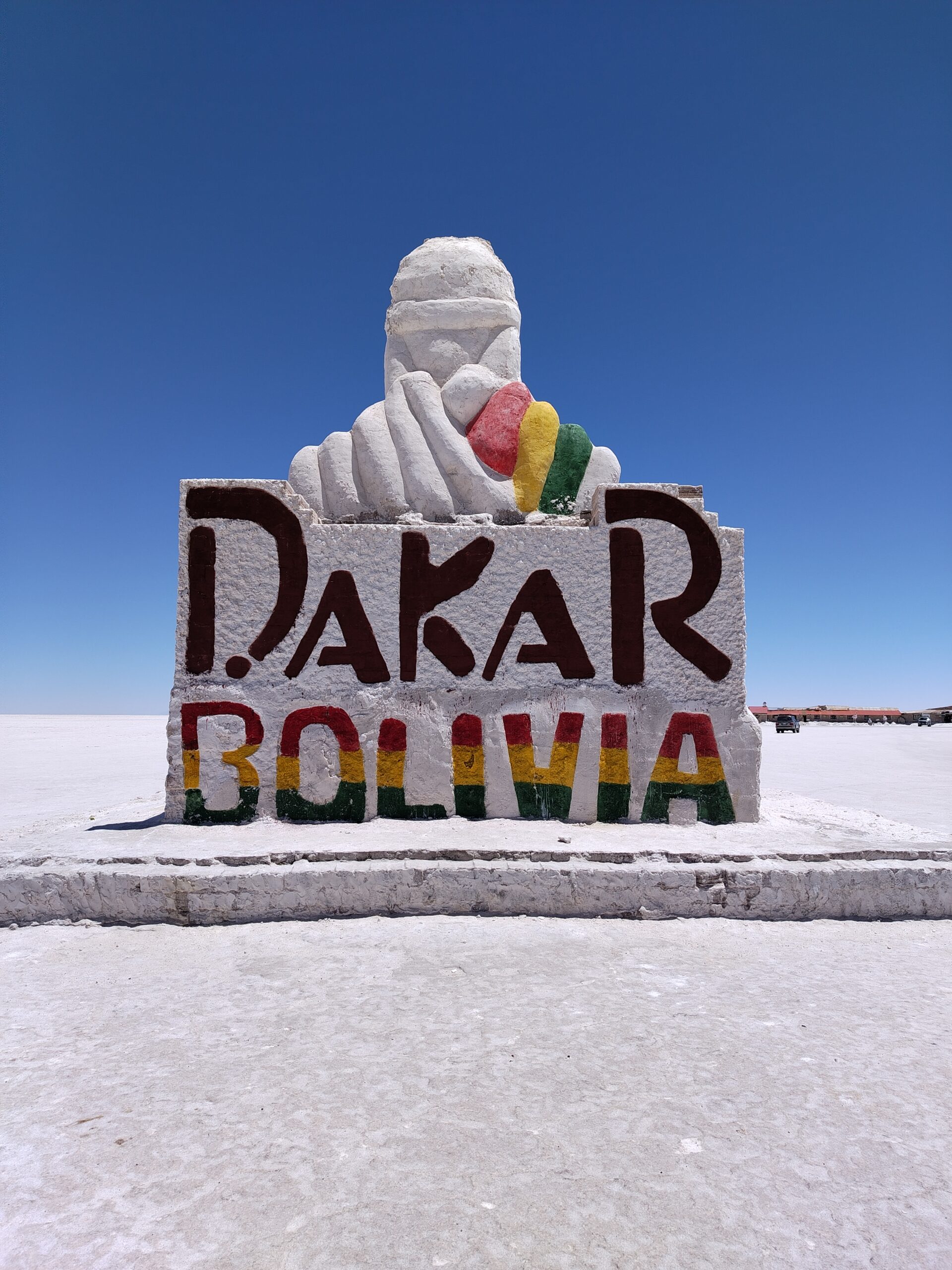 Primer plano del monumento Dakar Bolivia hecho de sal