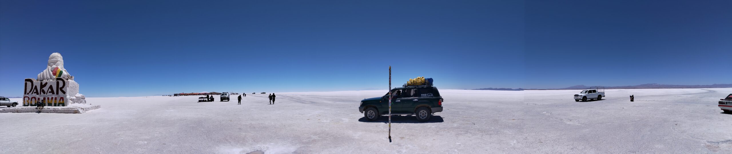 Vista panorámica del monumento Dakar Bolivia en el Salar de Uyuni