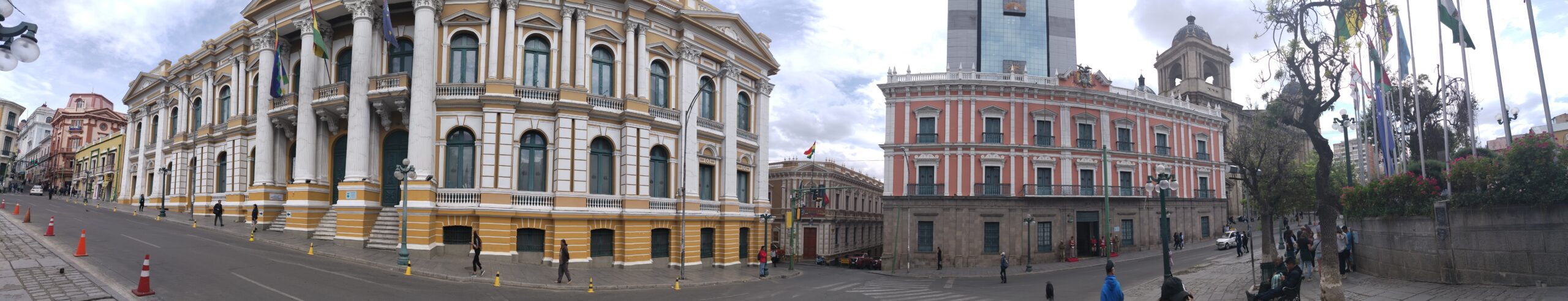 Vista panorámica del Palacio de Gobierno y el edificio del Parlamento en la Plaza Murillo, en el centro de La Paz.