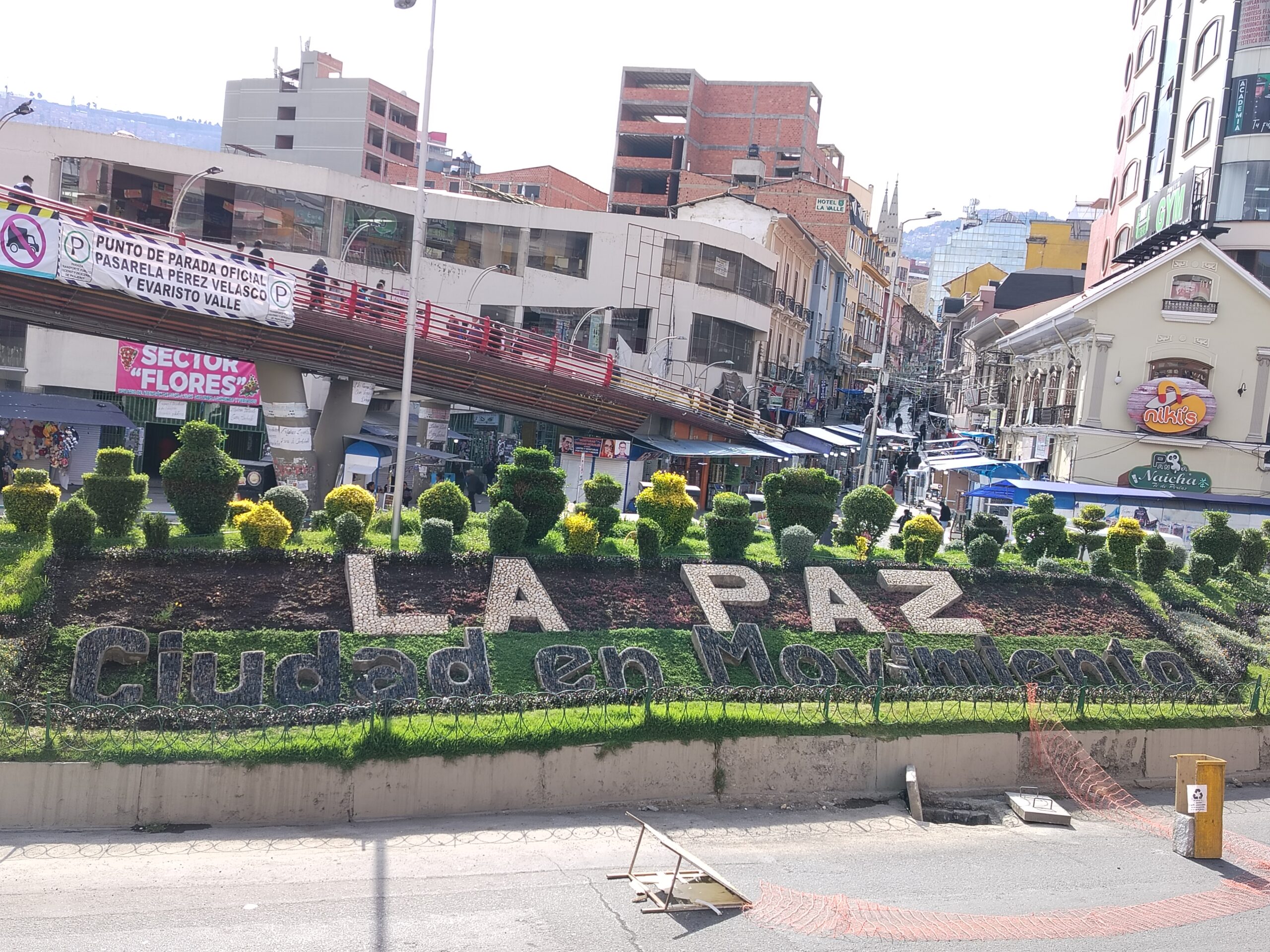 Vista del cruce principal del centro de La Paz y los edificios históricos que lo rodean.