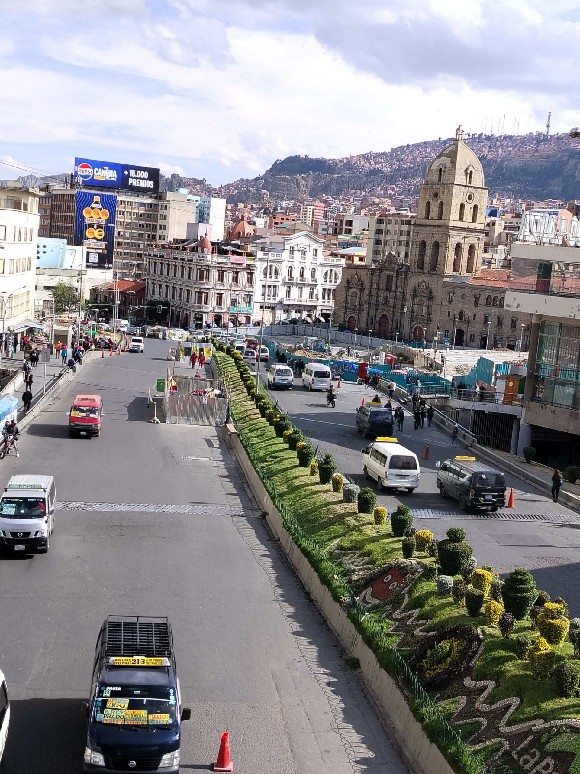 Fachada del edificio del Parlamento en la Plaza Murillo y la vida diaria con gente y palomas.
