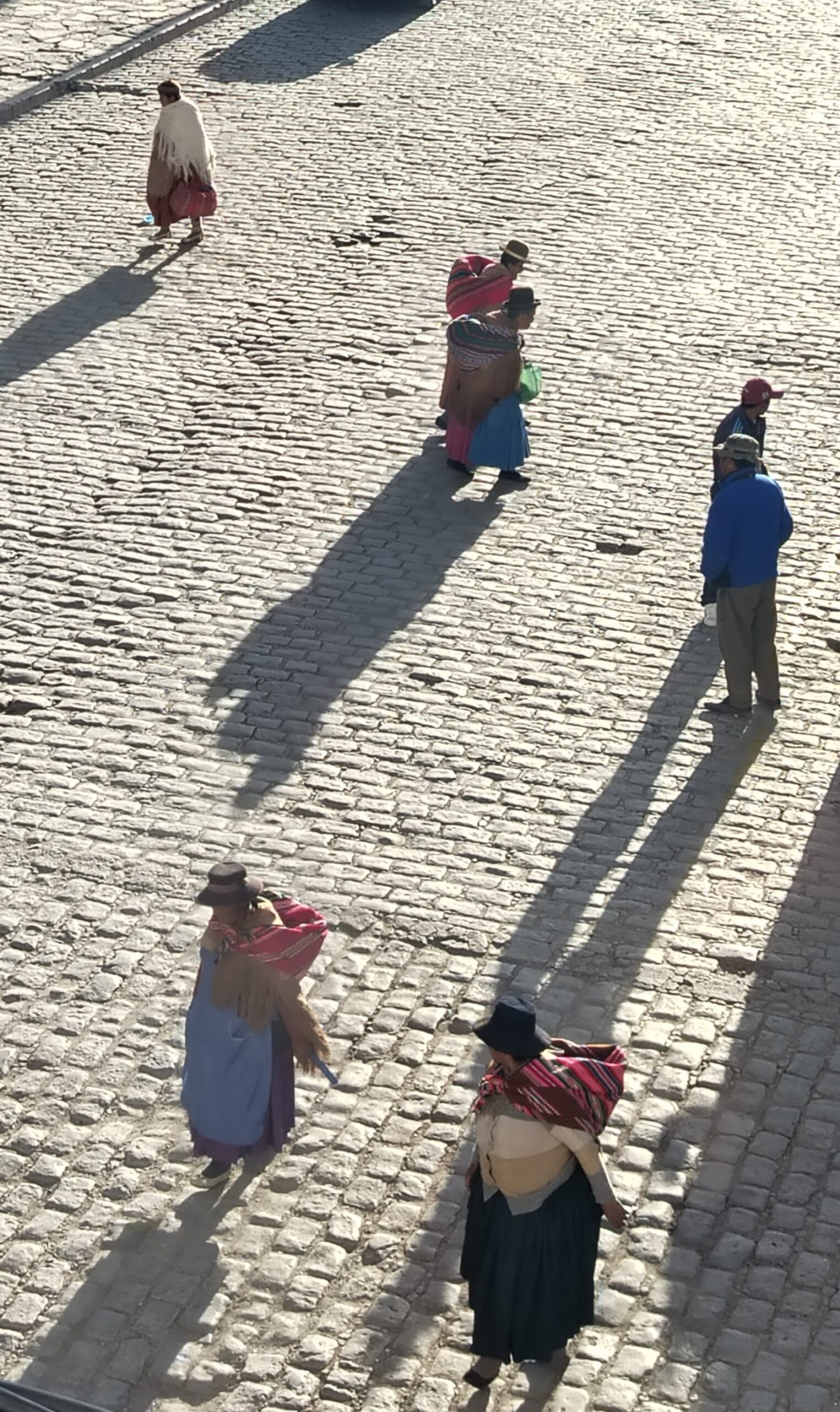 Mujeres aimaras caminando por las calles de Copacabana