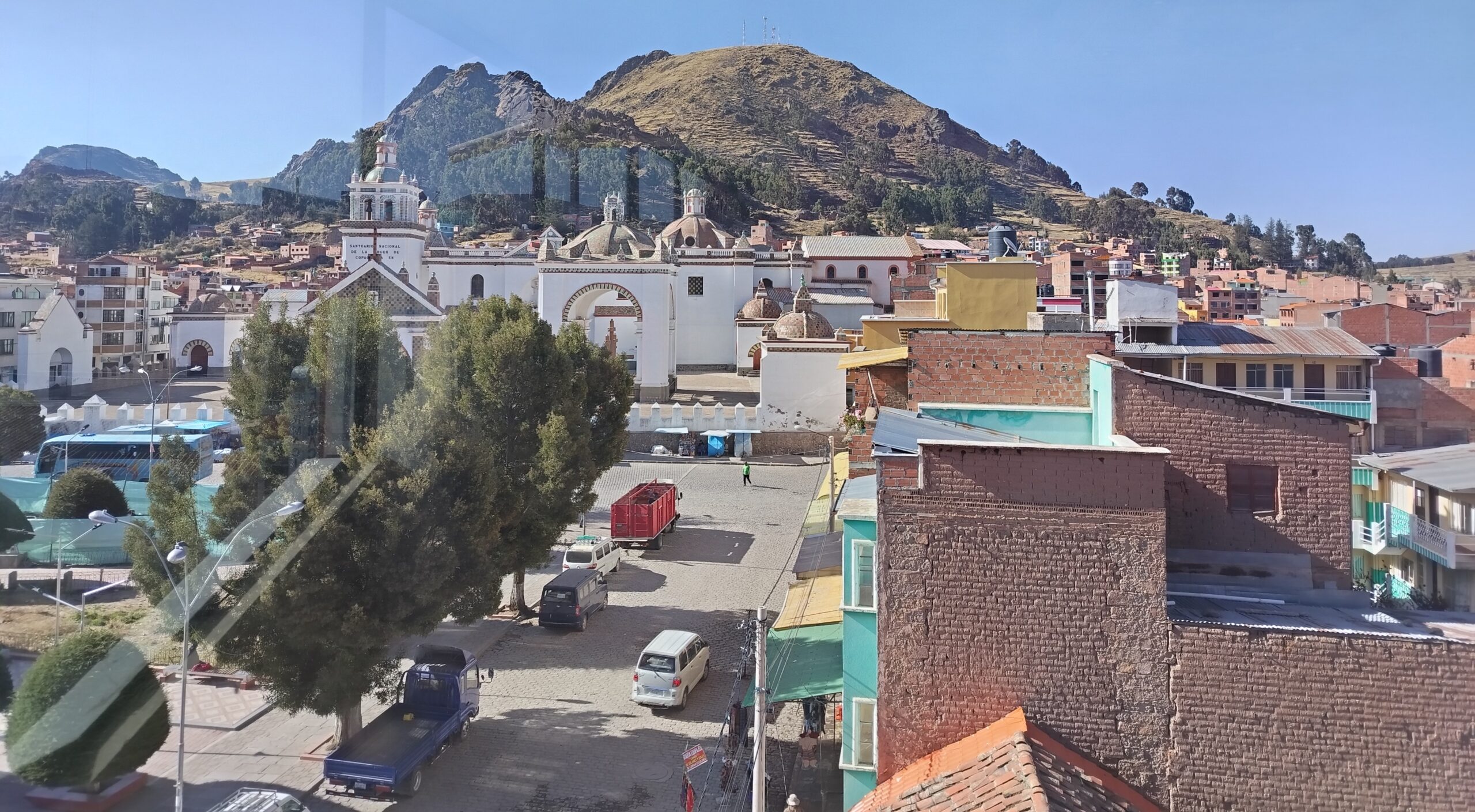 Vista de la basílica de Copacabana, la plaza y las montañas desde la ventana de nuestro alojamiento