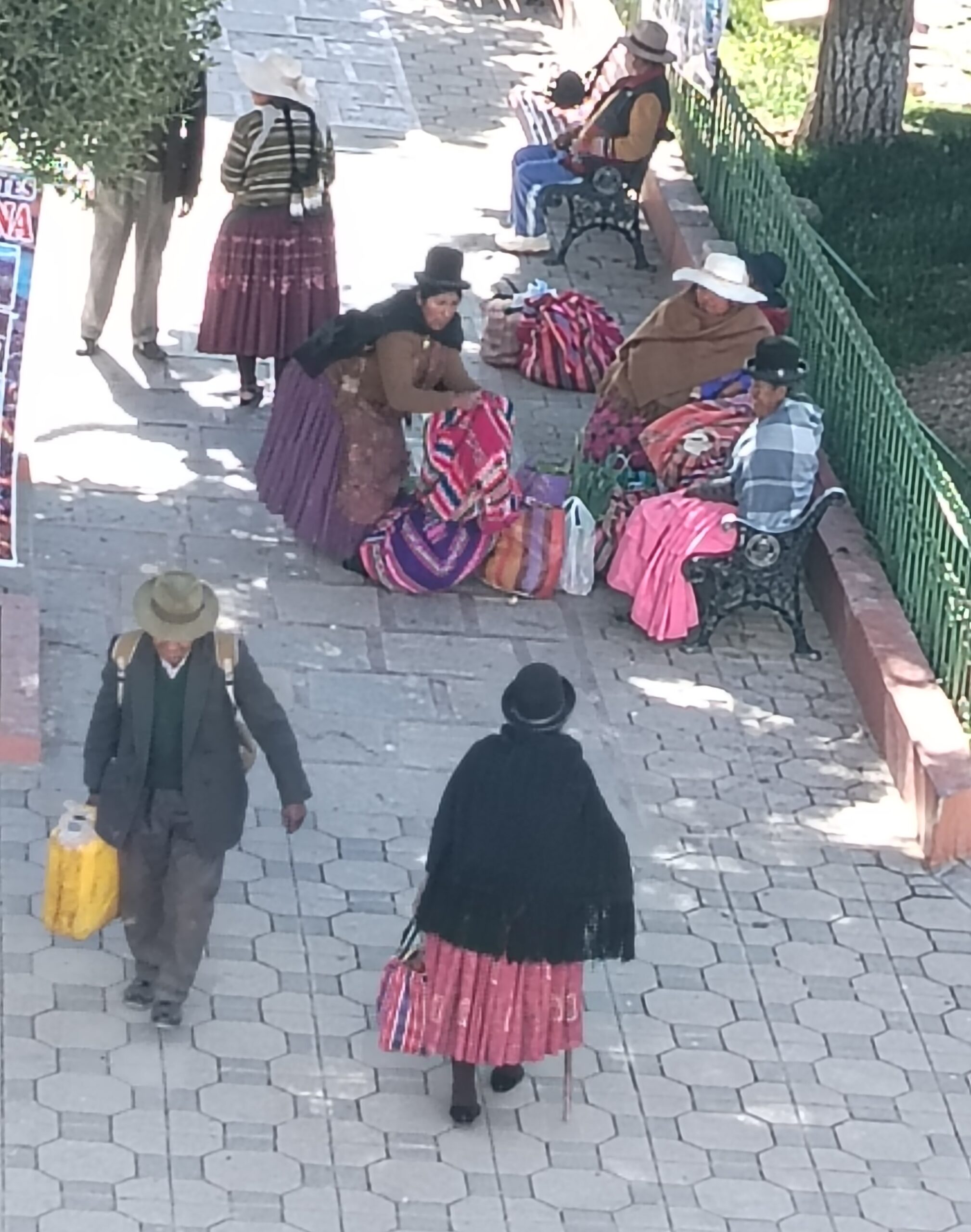 Mujeres aimaras descansando en la plaza de Copacabana