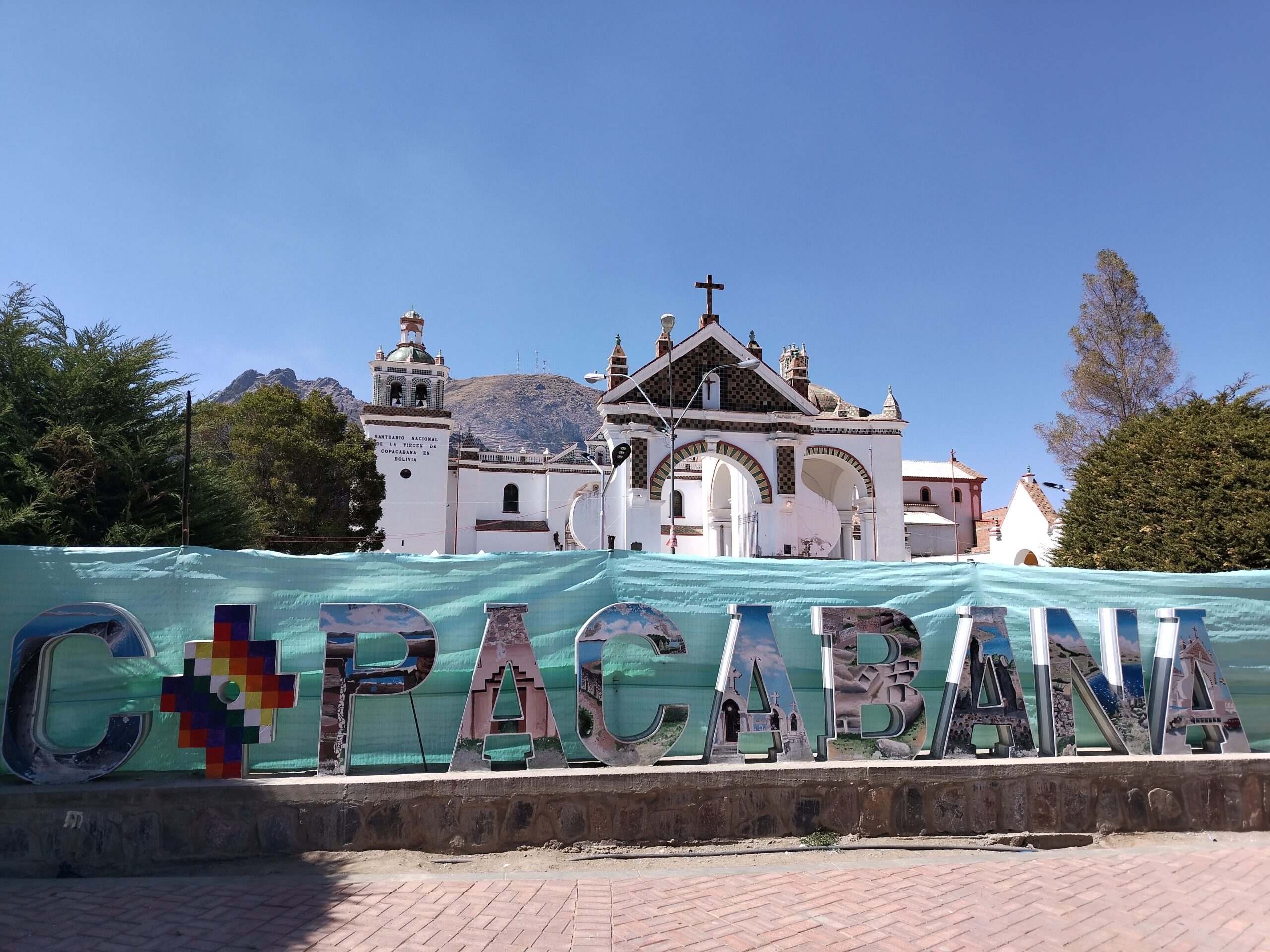 Letrero colorido de Copacabana frente a la Basílica del Sagrado Corazón