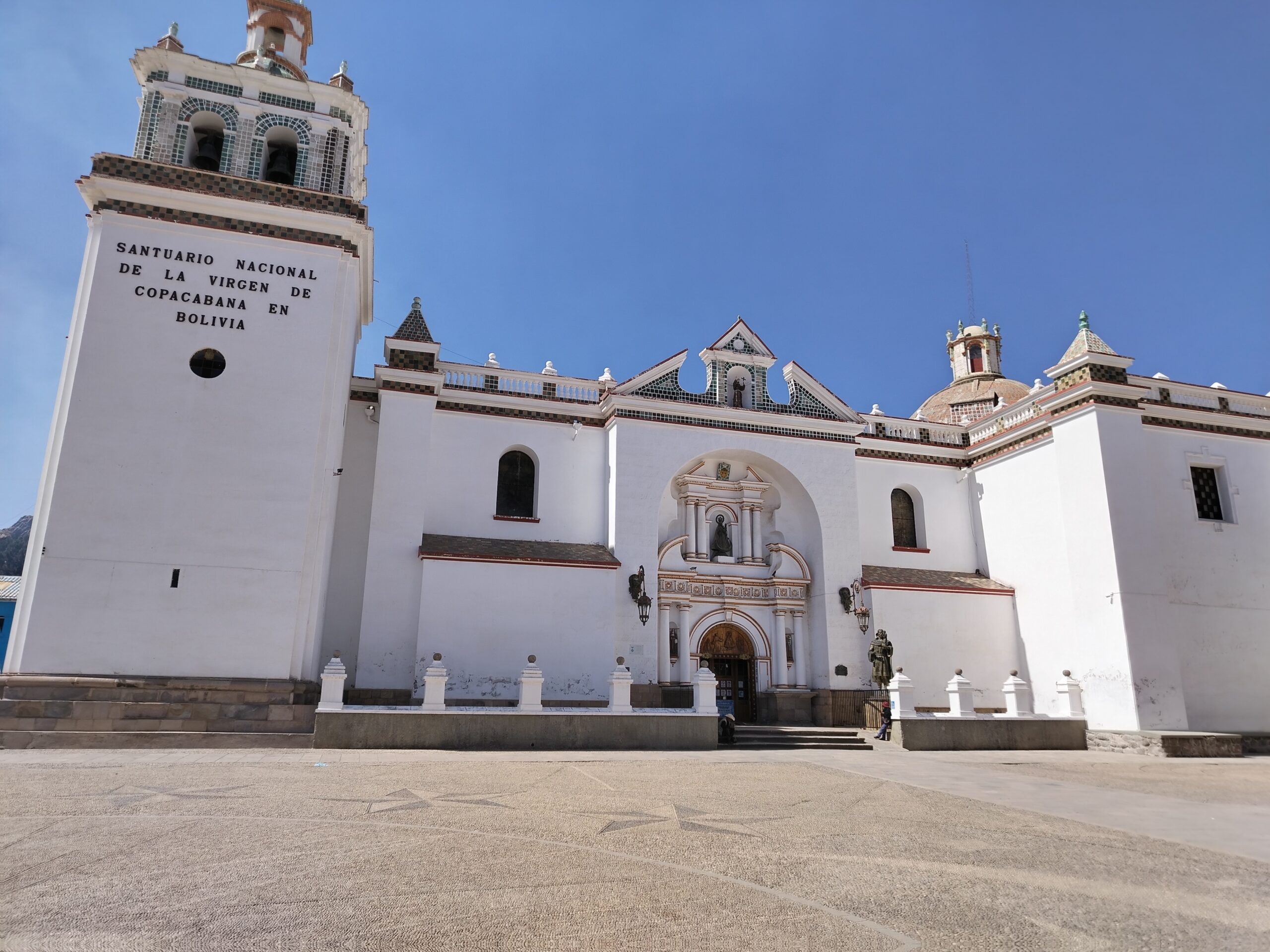 Fachada blanca de la basílica de Copacabana y su entrada principal