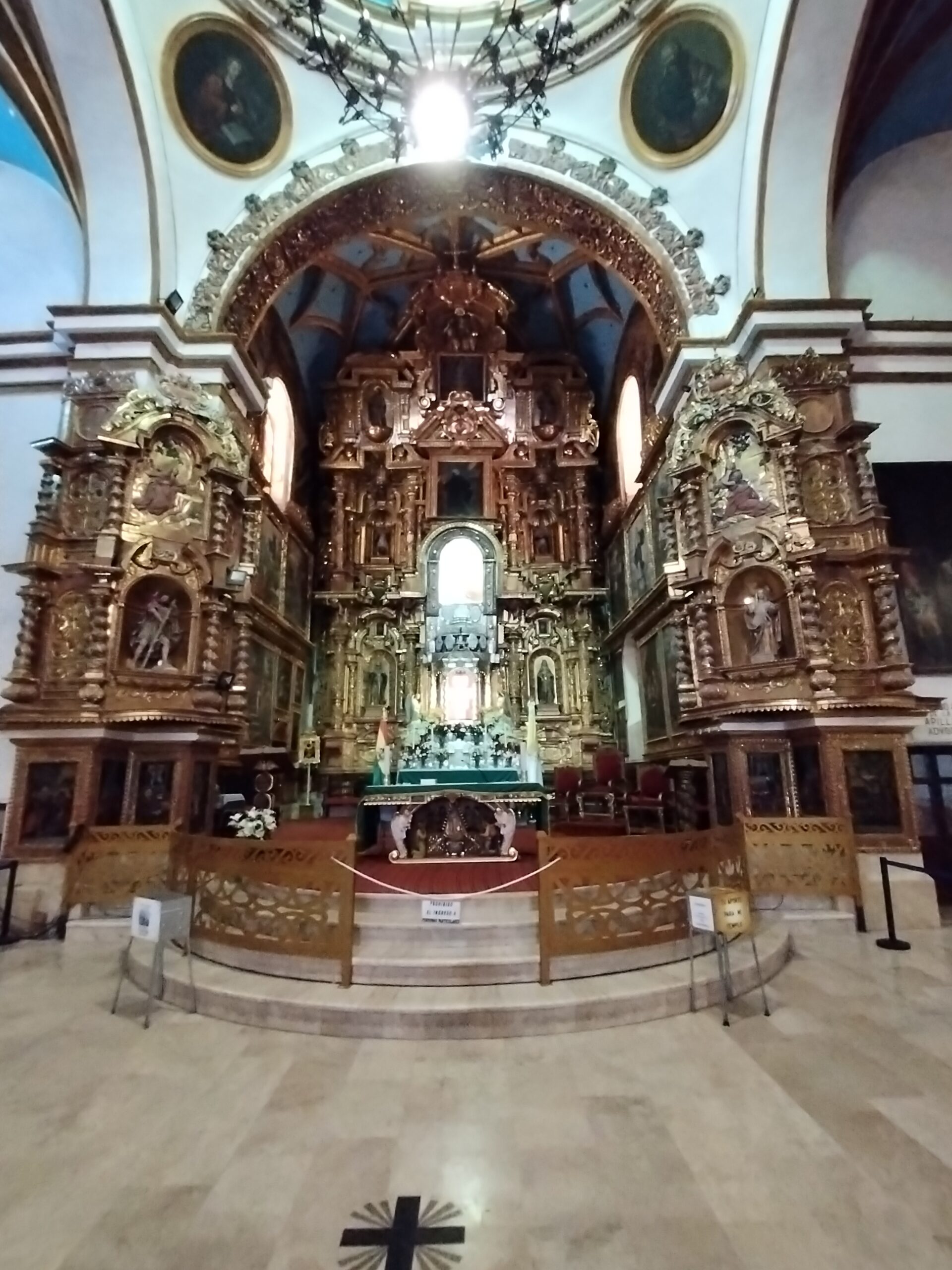Altar mayor barroco dorado en el interior de la basílica de Copacabana