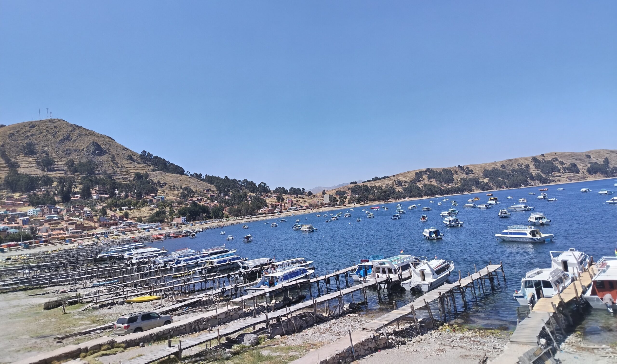 Vista elevada del puerto de Copacabana y las colinas alrededor del lago