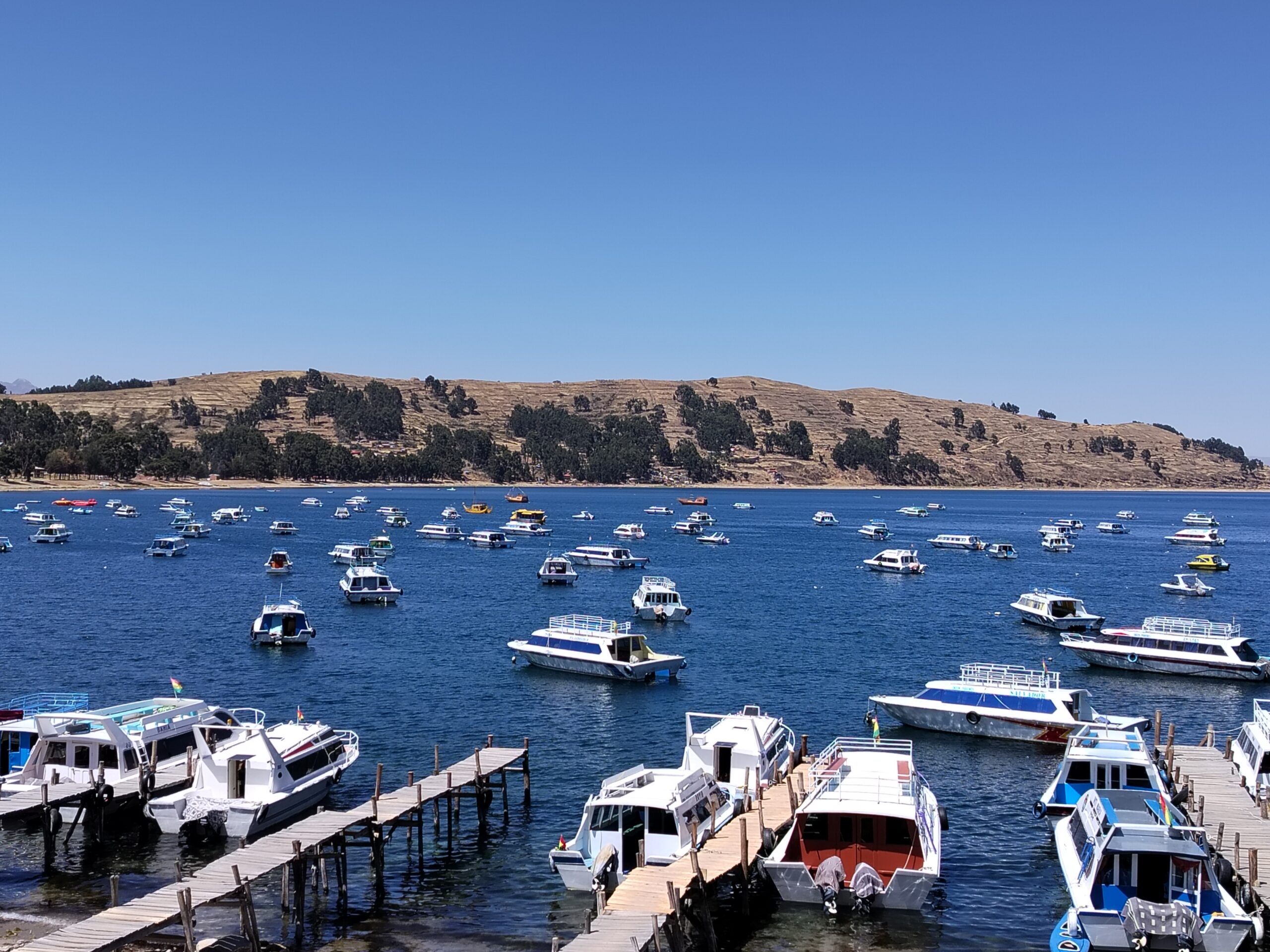 Barcas alineadas en la bahía de Copacabana sobre el lago Titicaca