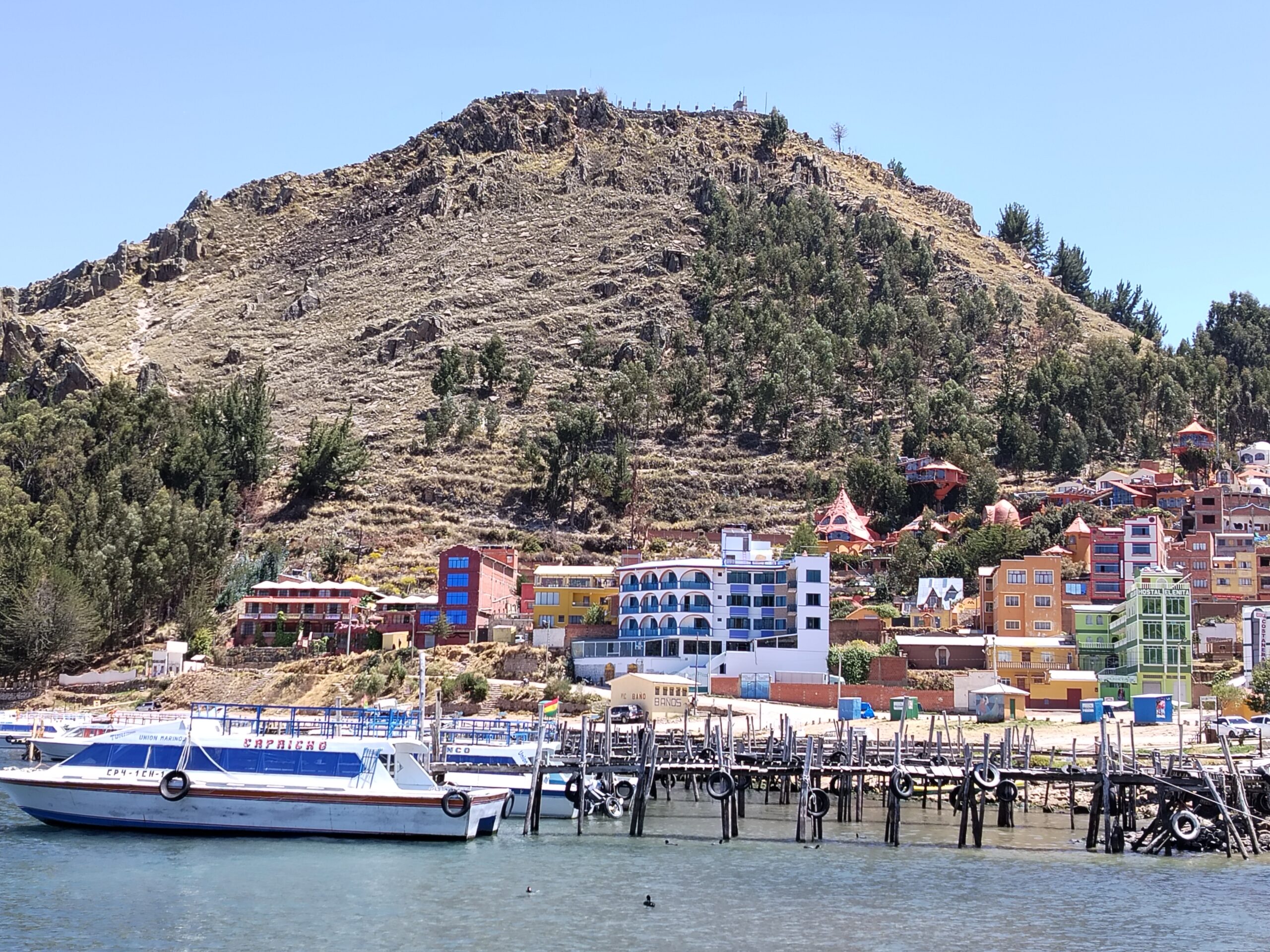 Puerto de Copacabana con hoteles de colores y embarcaciones