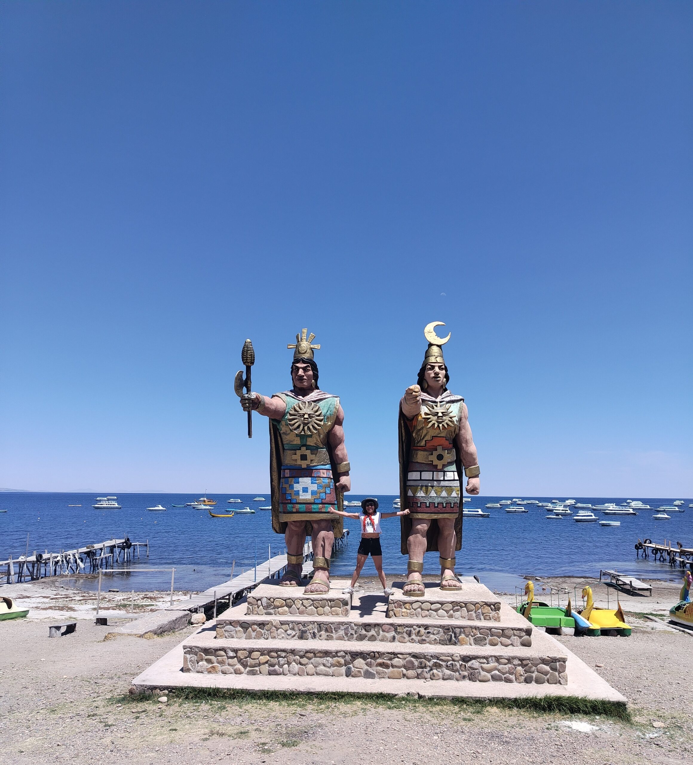 Estatuas incaicas del Sol y la Luna en Copacabana - foto vertical