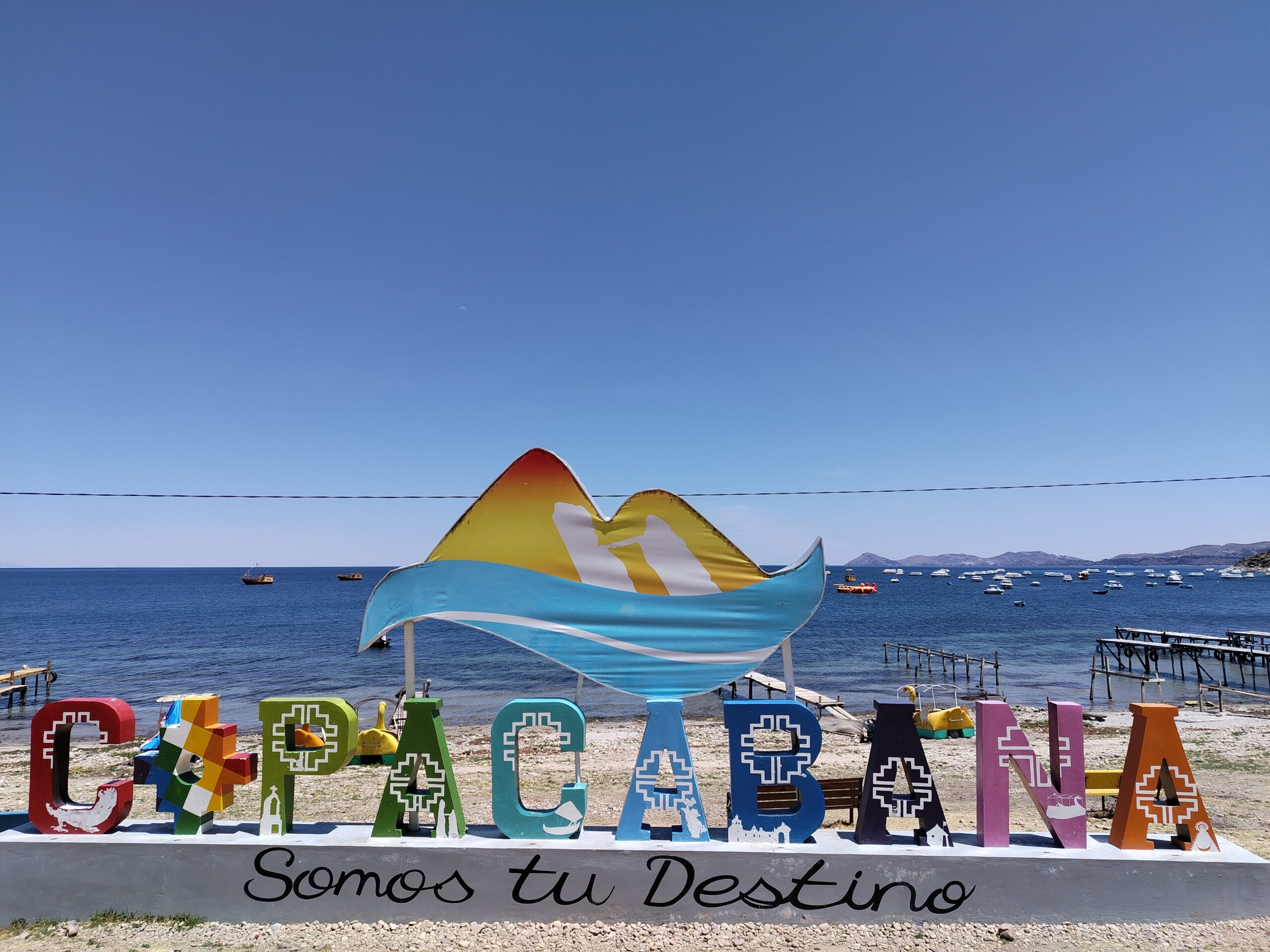 Letrero de Copacabana frente al lago Titicaca