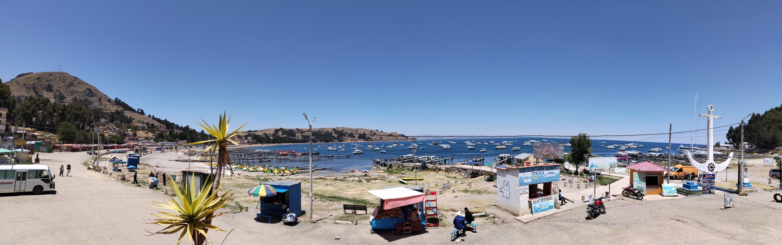 Vista panorámica del malecón de Copacabana y el lago Titicaca
