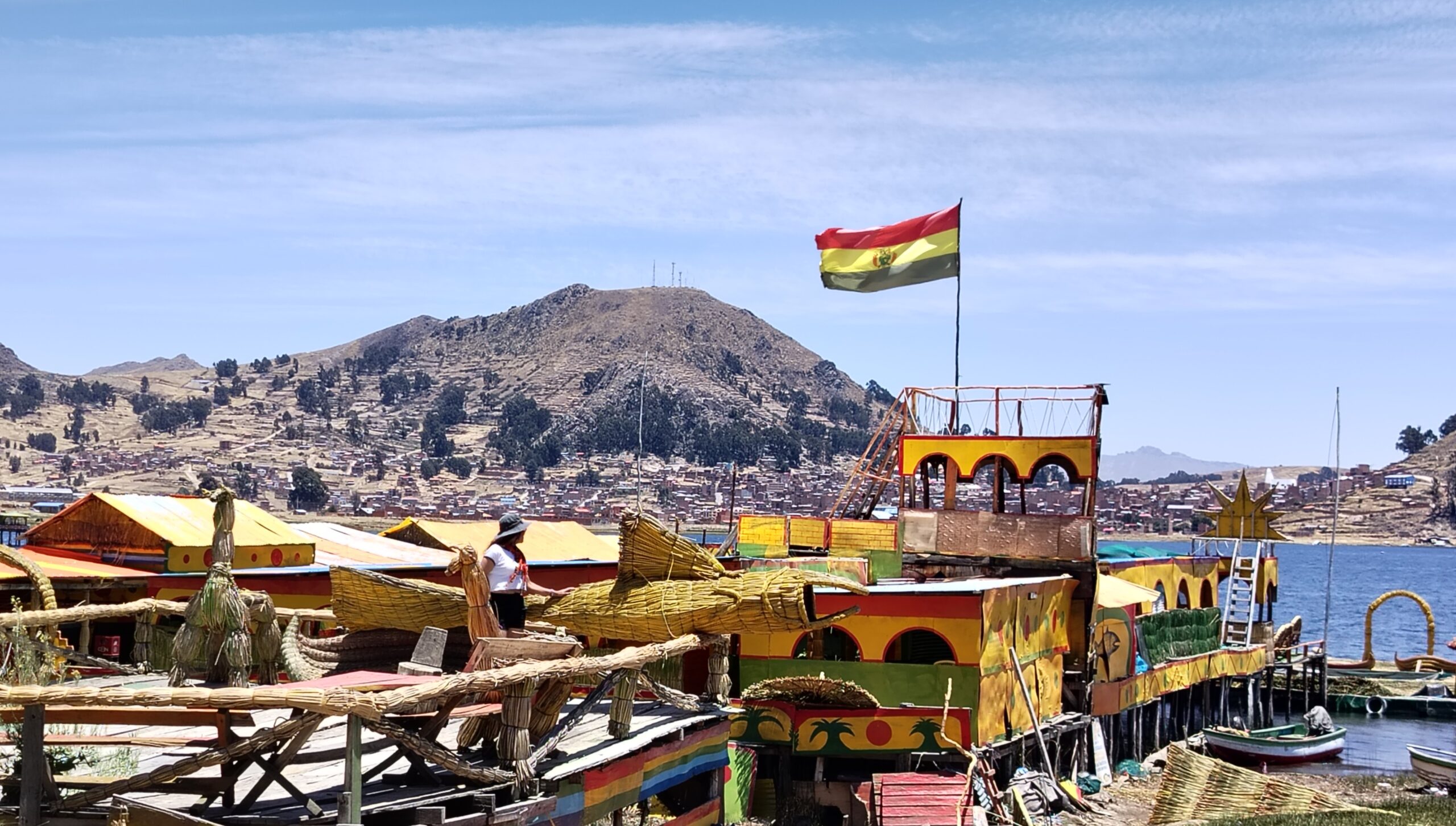 Embarcaciones de totora en Copacabana con la bandera boliviana