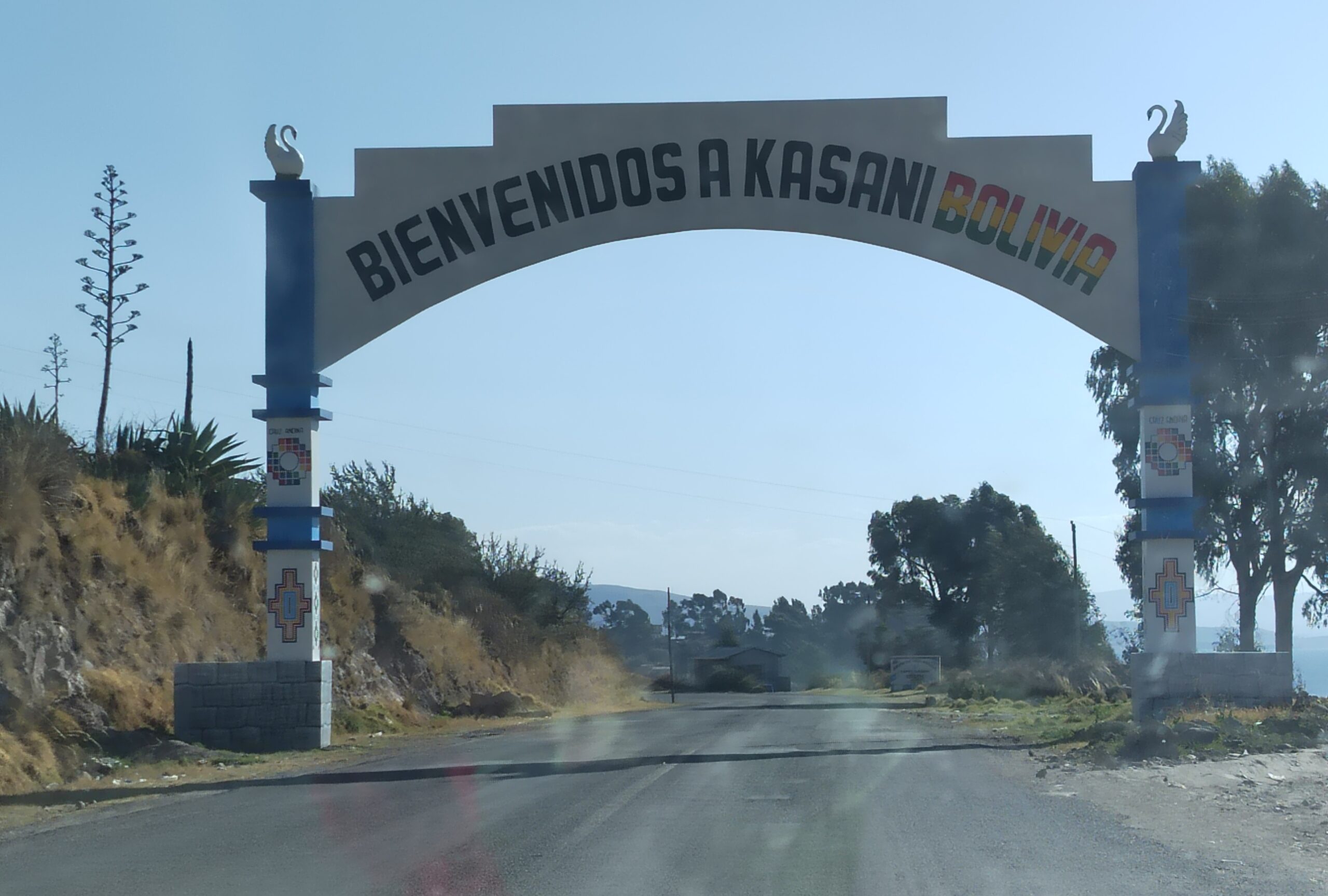 Letrero de 'Bienvenidos a Kasani – Bolivia' en la frontera