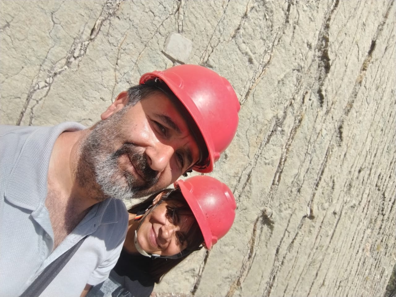Selfie con cascos frente a las huellas de dinosaurios en Cal Orck’o