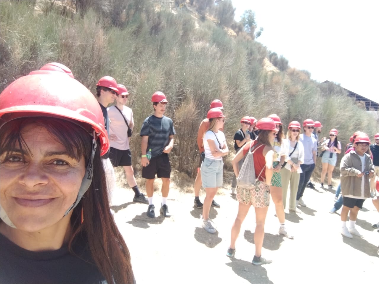 Esperando con el grupo del tour en el Parque Cretácico