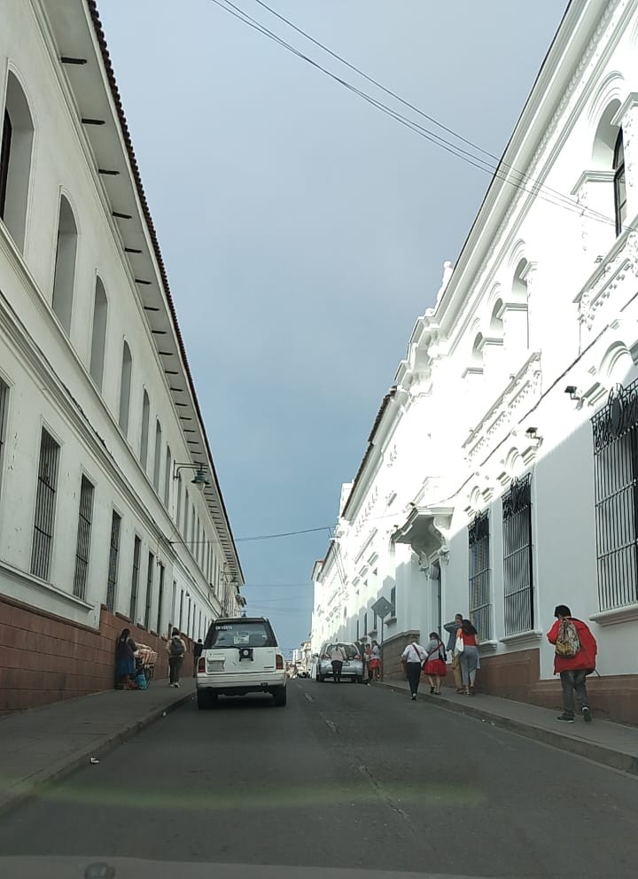 Calle del centro de Sucre entre edificios coloniales blancos