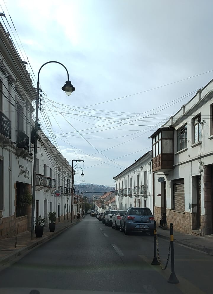 Vista de una calle entre edificios coloniales en el centro de Sucre