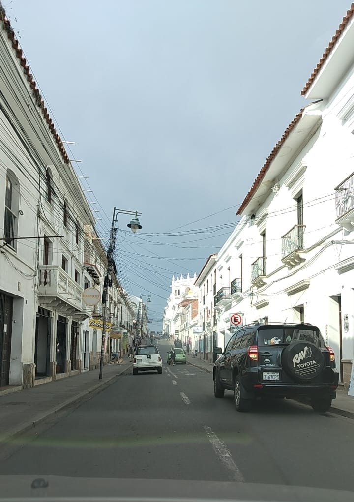 Gente caminando por las calles de Sucre y arquitectura colonial