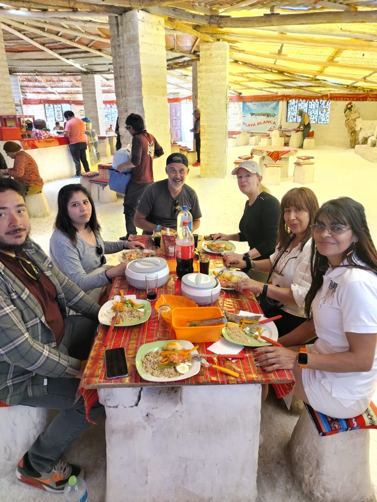 Almuerzo con nuestro grupo en el hotel de sal del Salar de Uyuni