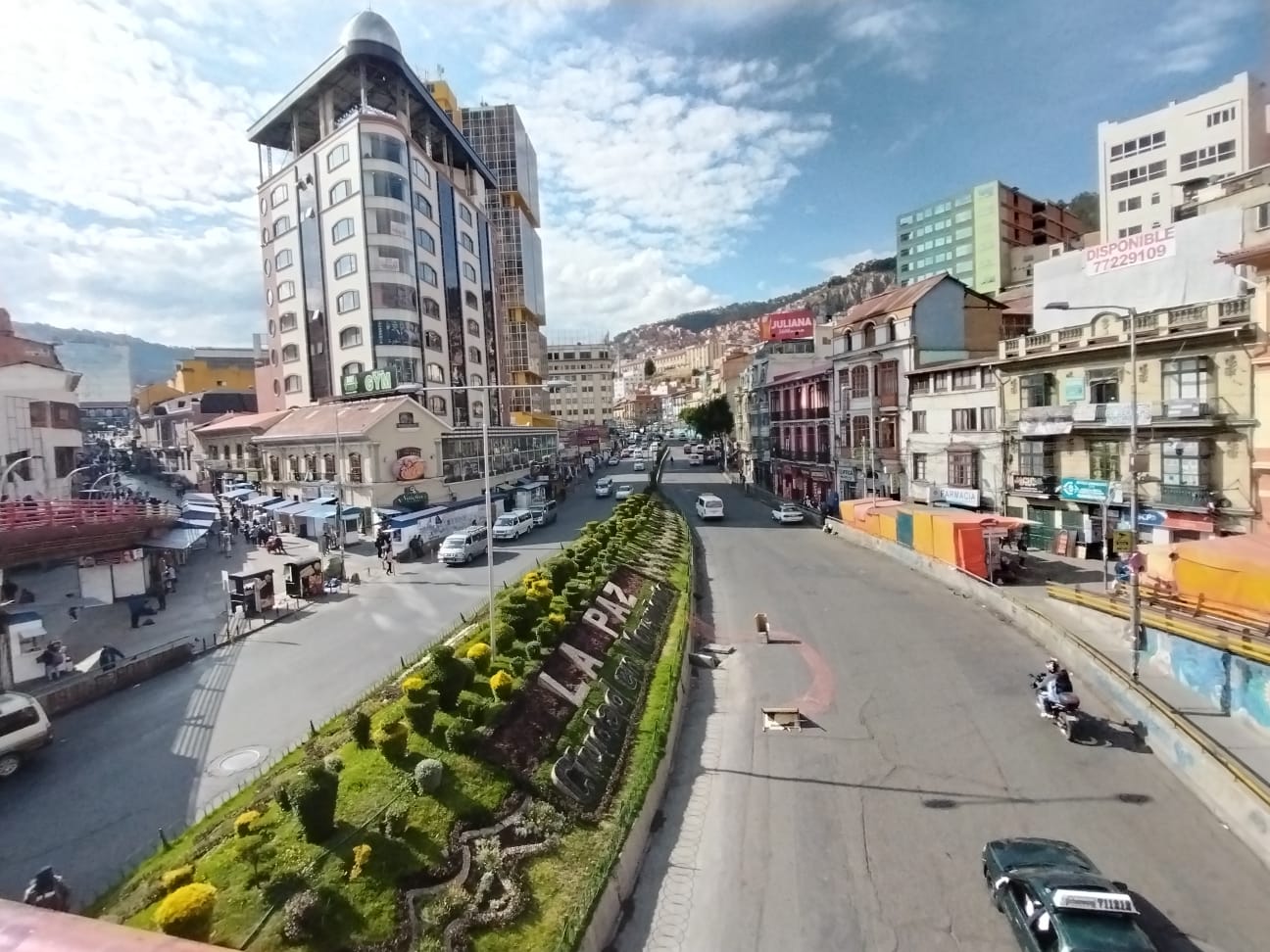 Área verde con el letrero LA PAZ Ciudad en Movimiento.