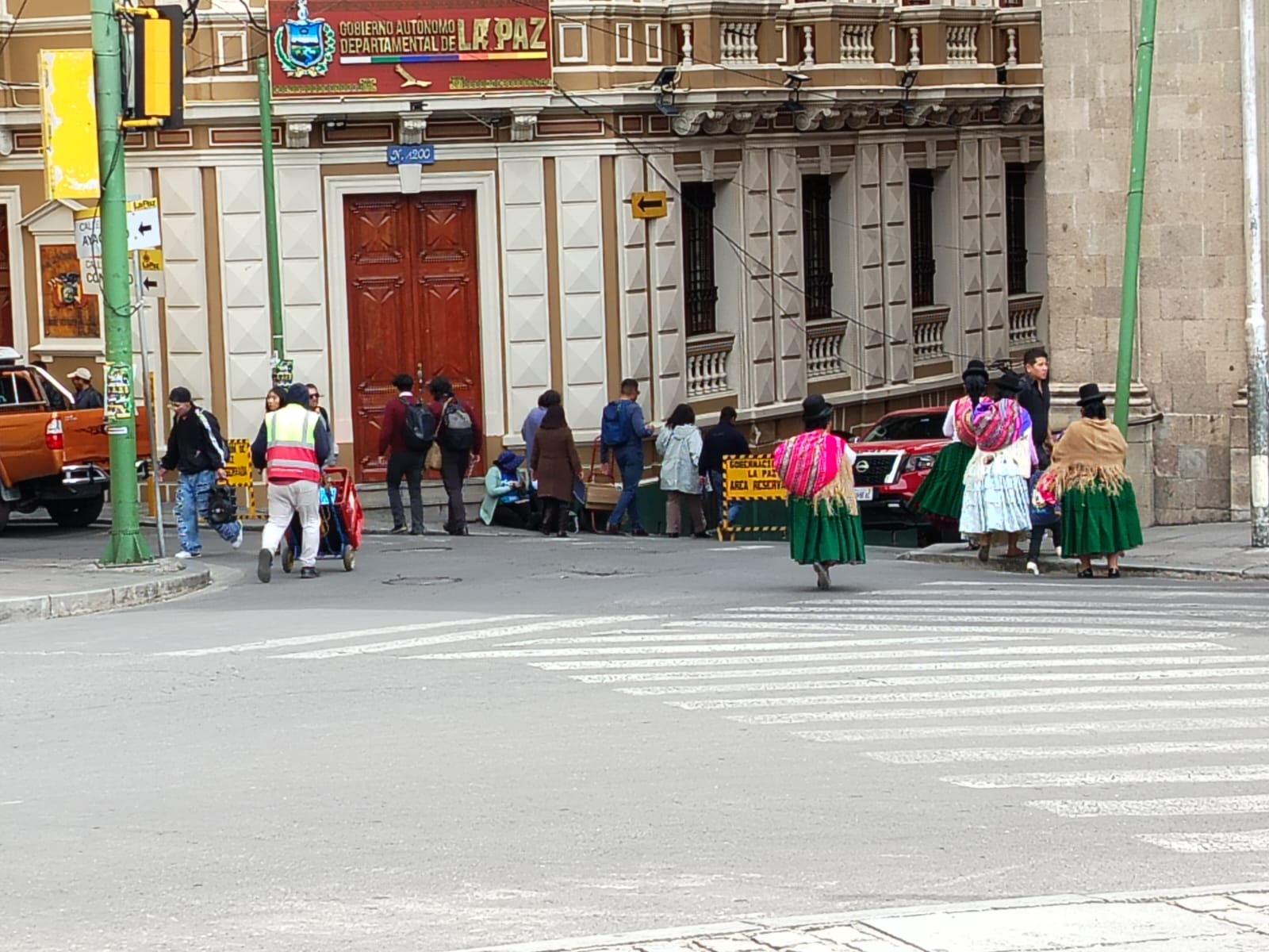 Vista amplia desde la pasarela del área con el letrero LA PAZ y las calles del centro.