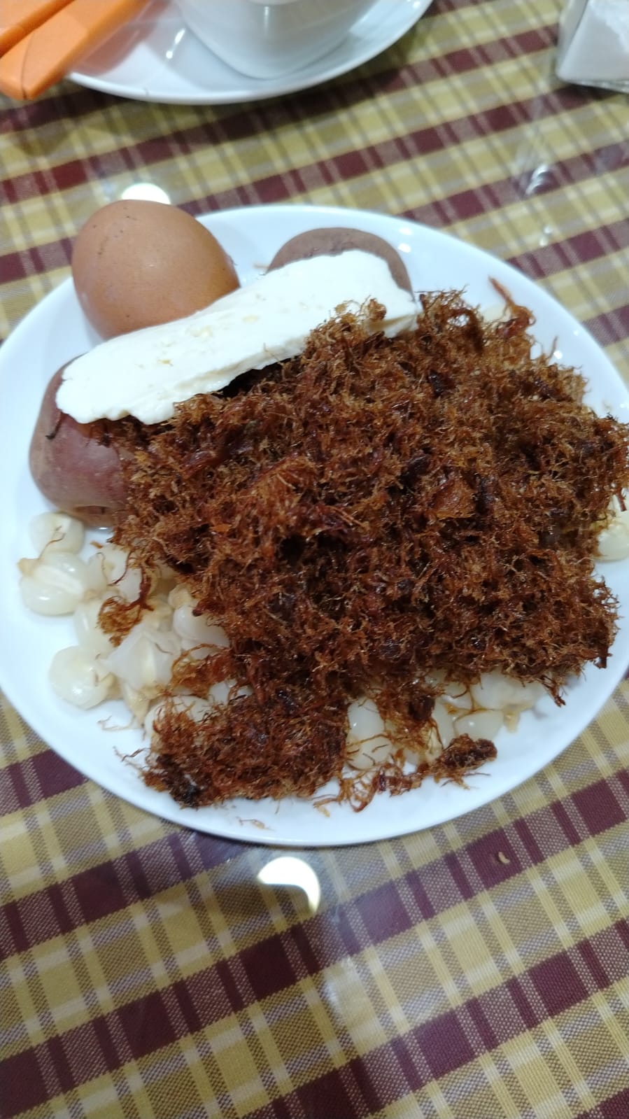 Cholitas aymaras con vestimenta tradicional caminando por una calle del centro de La Paz.