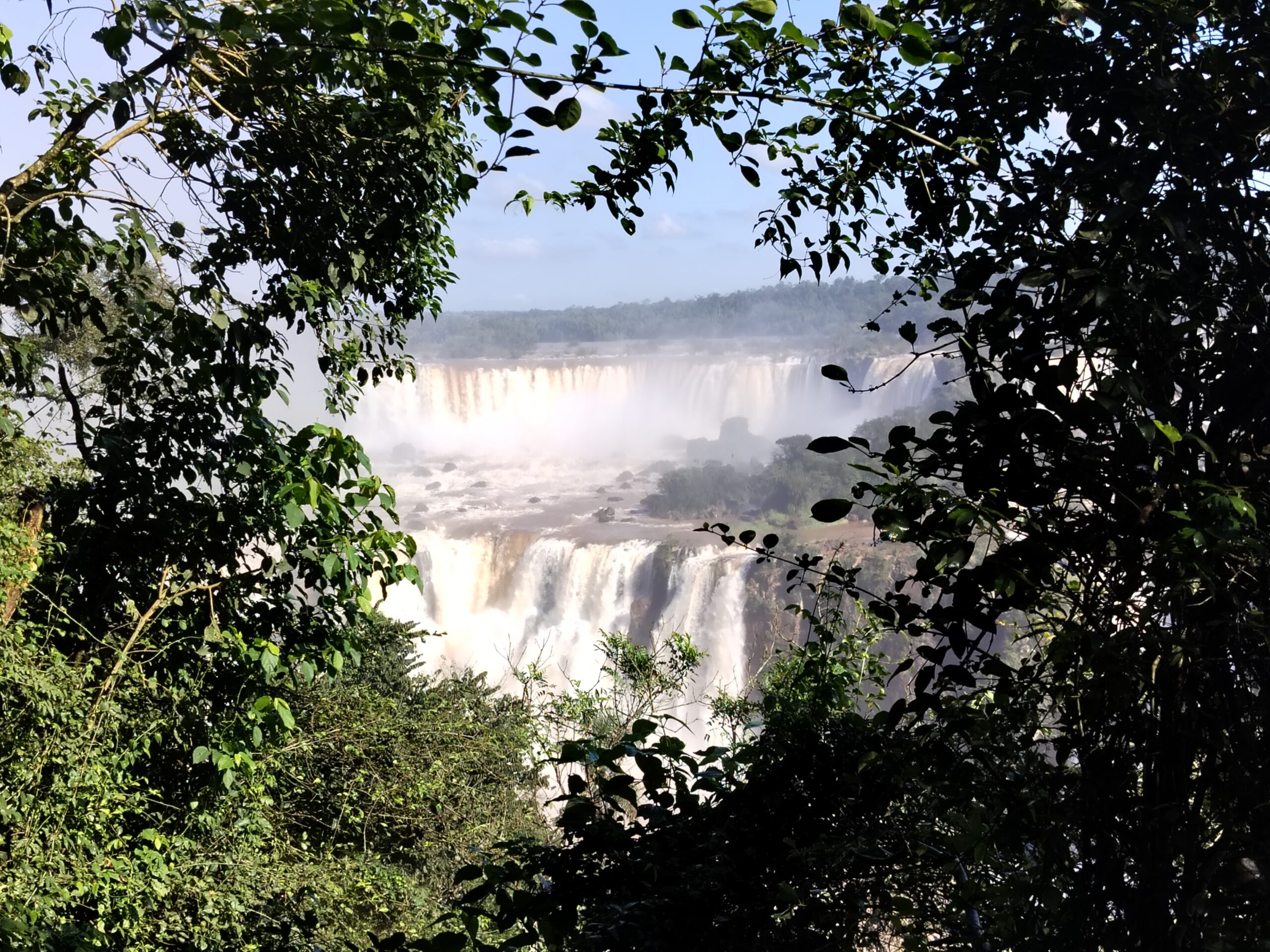 Vista lejana de las Cataratas del Iguazú