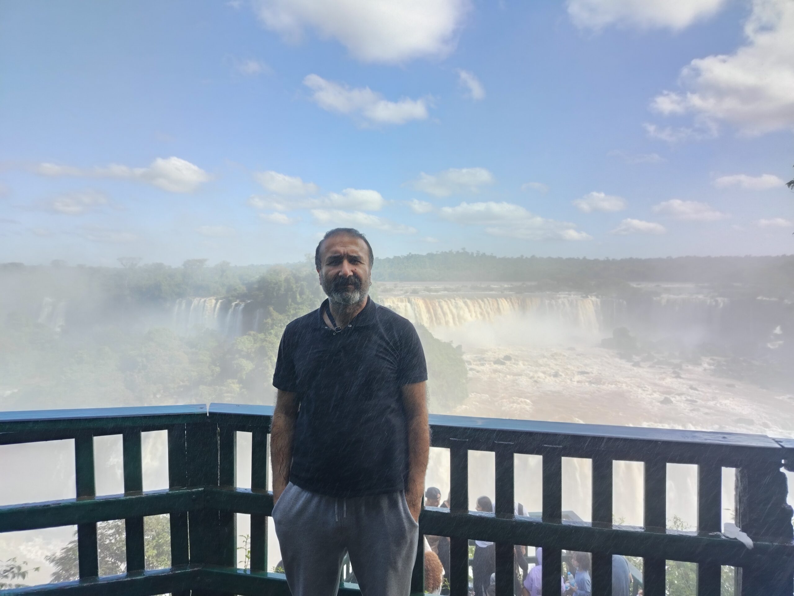 Paisaje de las Cataratas del Iguazú junto a la baranda